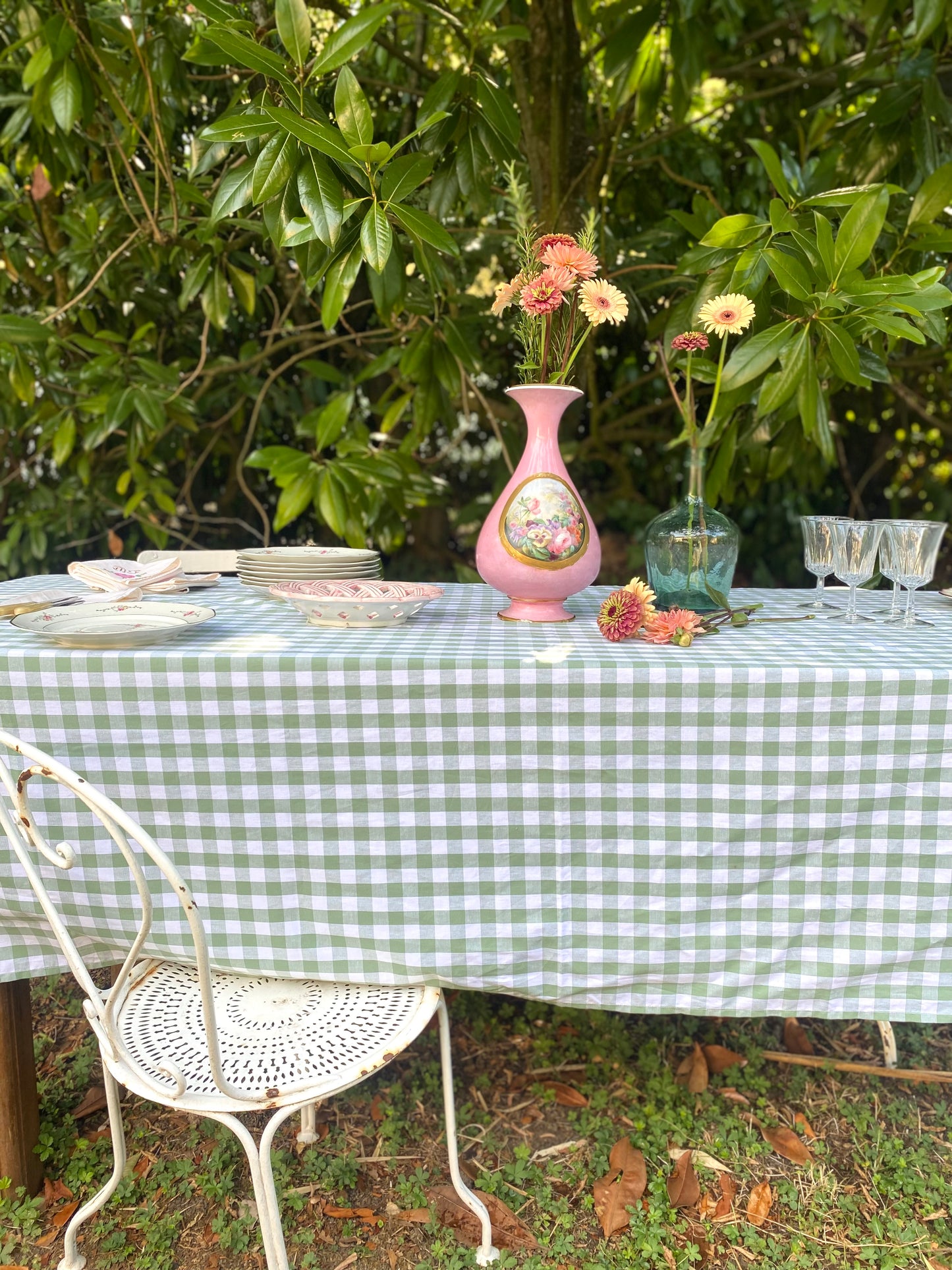Vase balustre en porcelaine à fond rose, médaillon floral peint XIXe siècle.