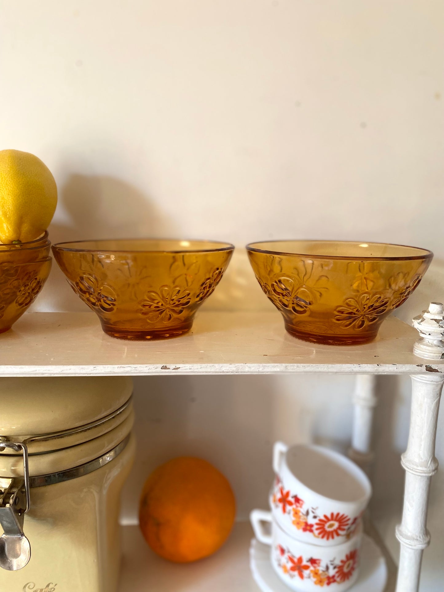 Duo de bols en verre pressé ambré, motif floral — années 1960-1970