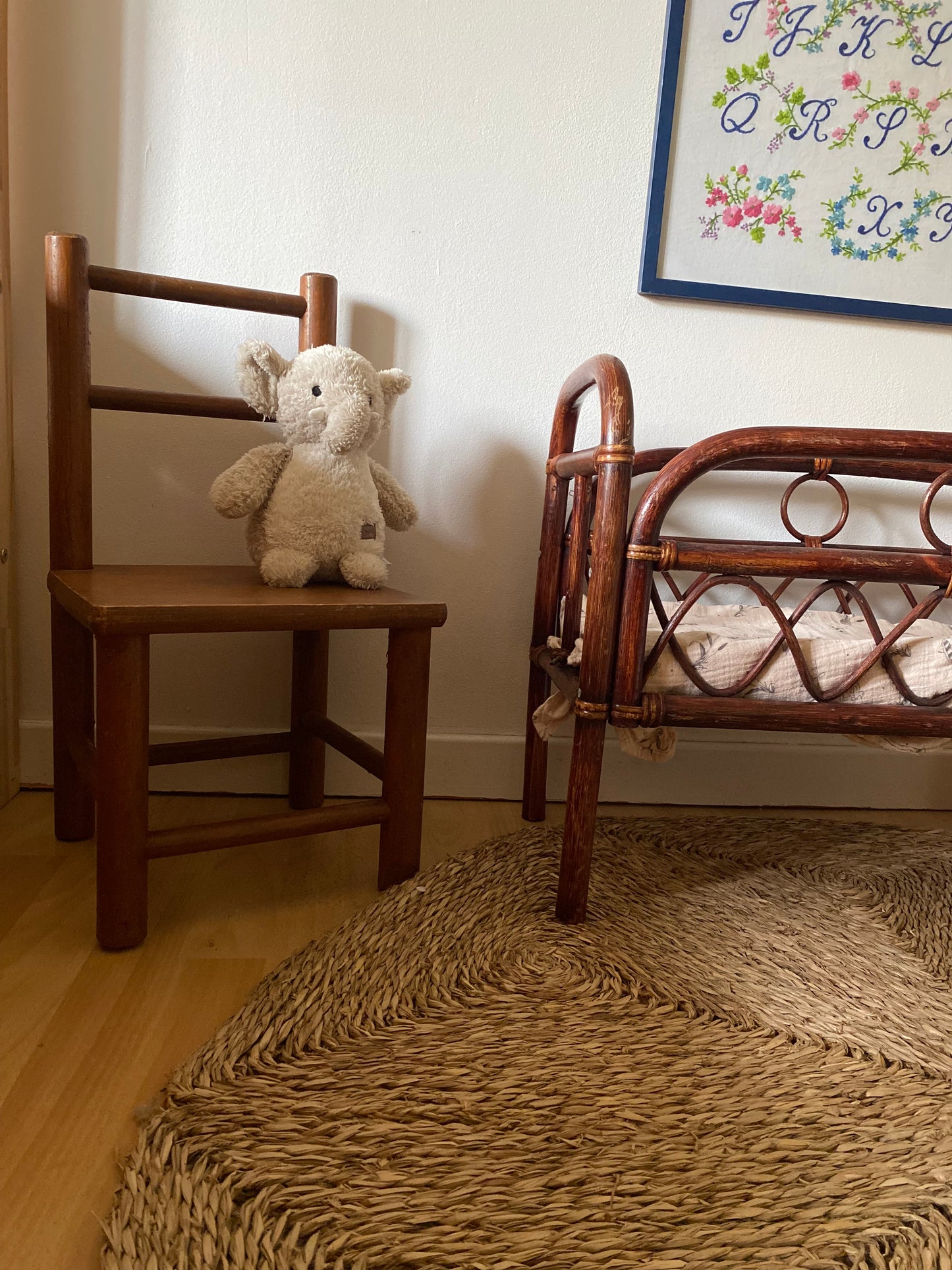 Petite chaise pour enfant en bois ancien