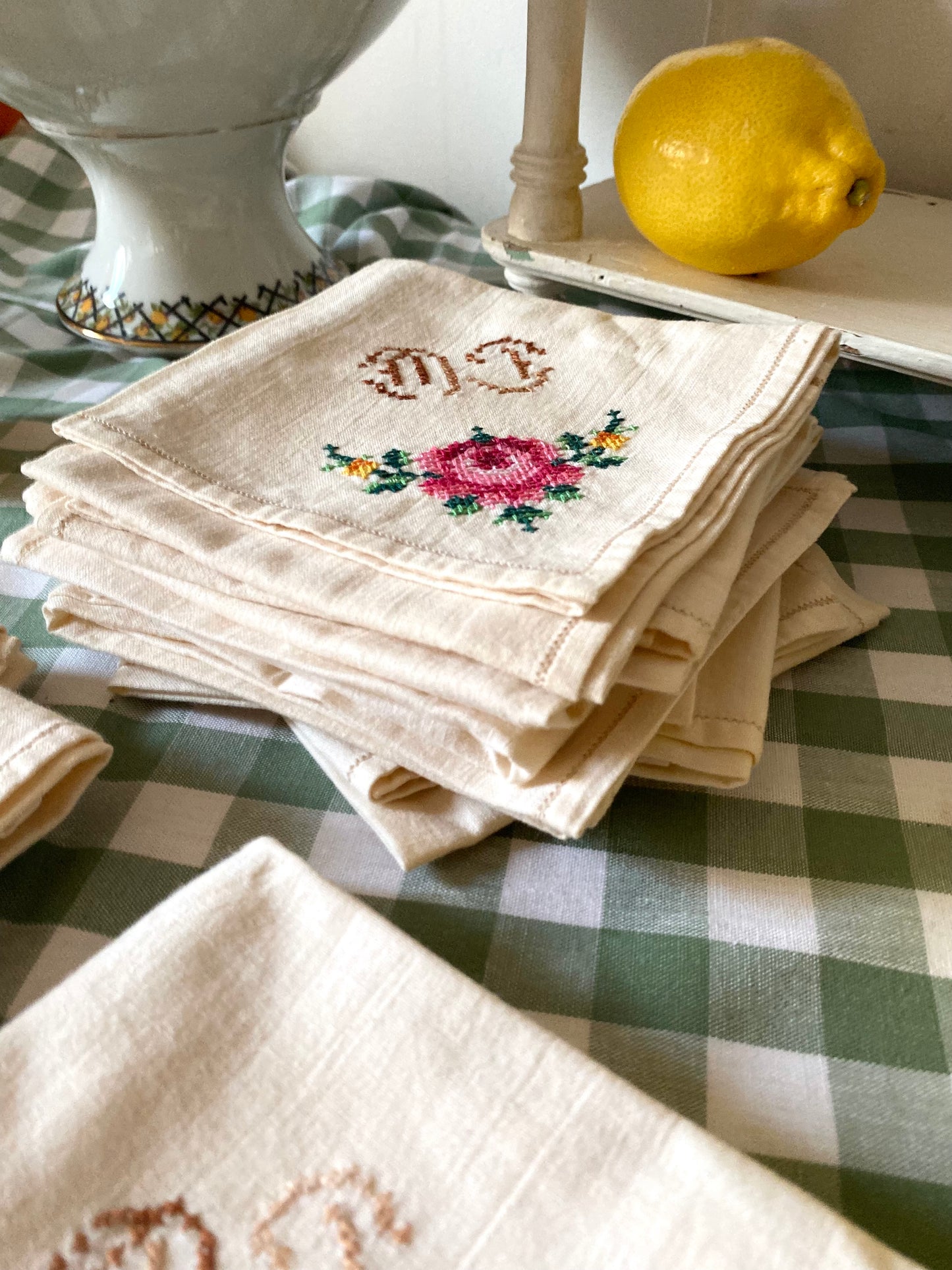 Douze serviettes anciennes brodées, monogramme fleuri