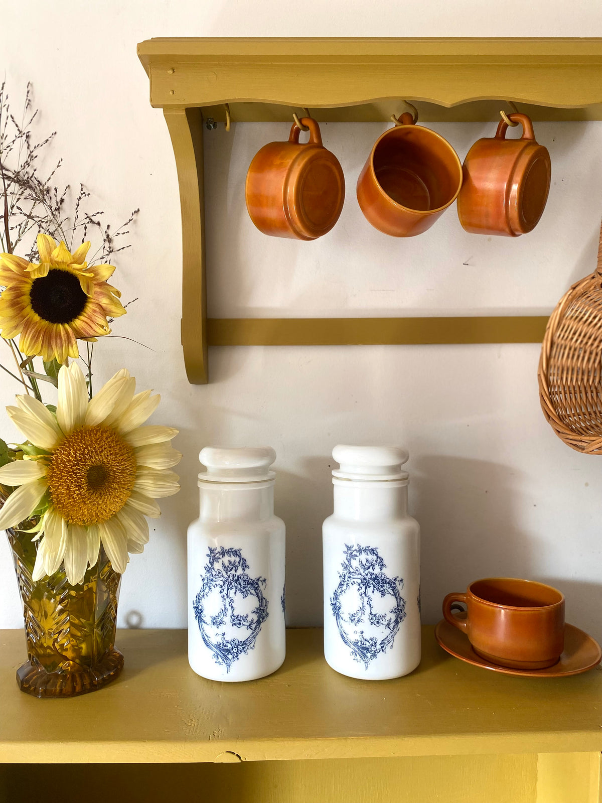Paire de pots apothicaire en opaline, décor floral bleu, années 70