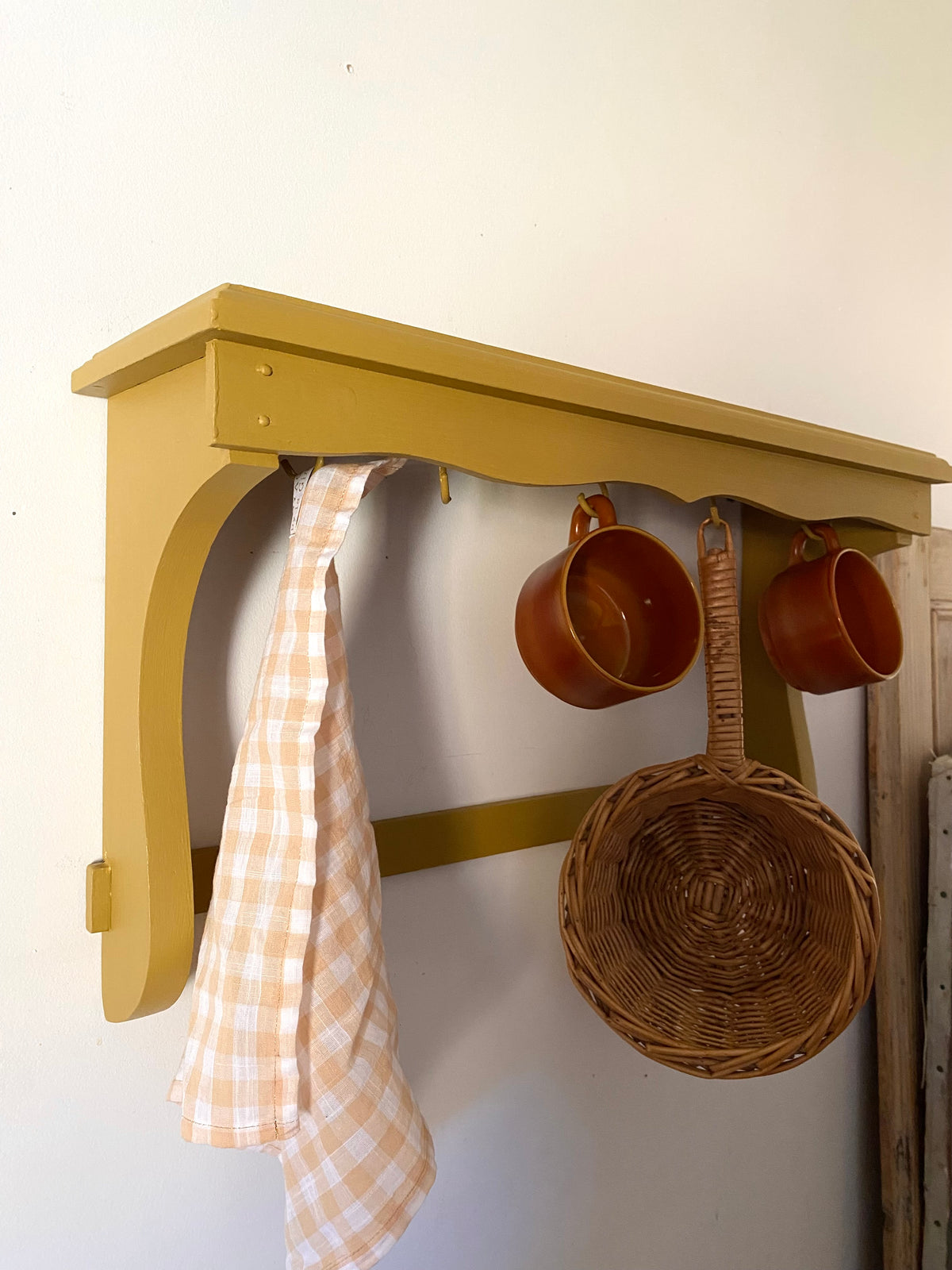 Étagère murale rustique, bois peint ocre moutarde