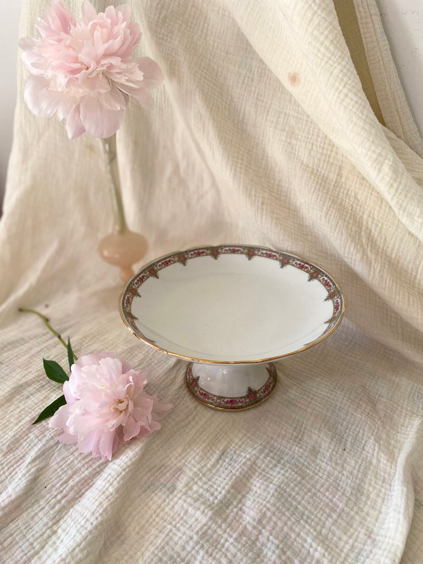 Compotier sur pied en porcelaine - début XXe