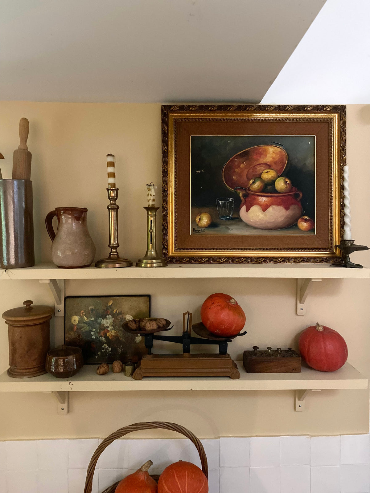 Nature morte aux pommes et chaudron de cuivre, huile sur toile milieu du XXe siècle.