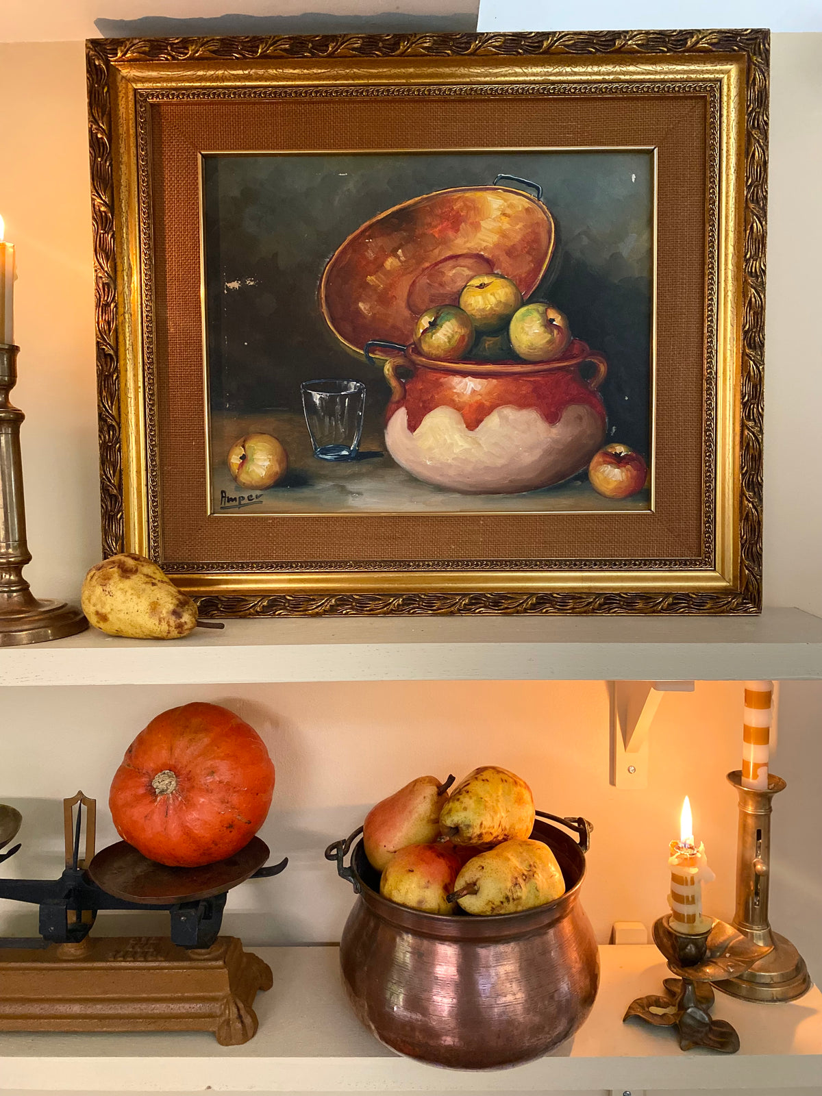 Nature morte aux pommes et chaudron de cuivre, huile sur toile milieu du XXe siècle.