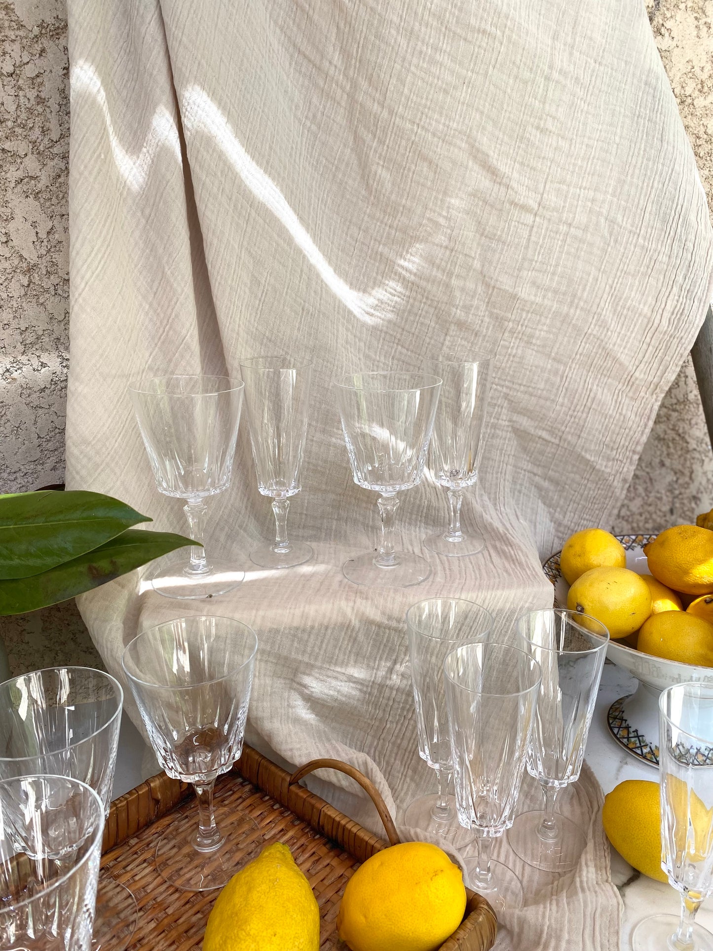 Service de 12 verres en cristal taillé à pans, 6 flûtes et 6 verres, années 60-70