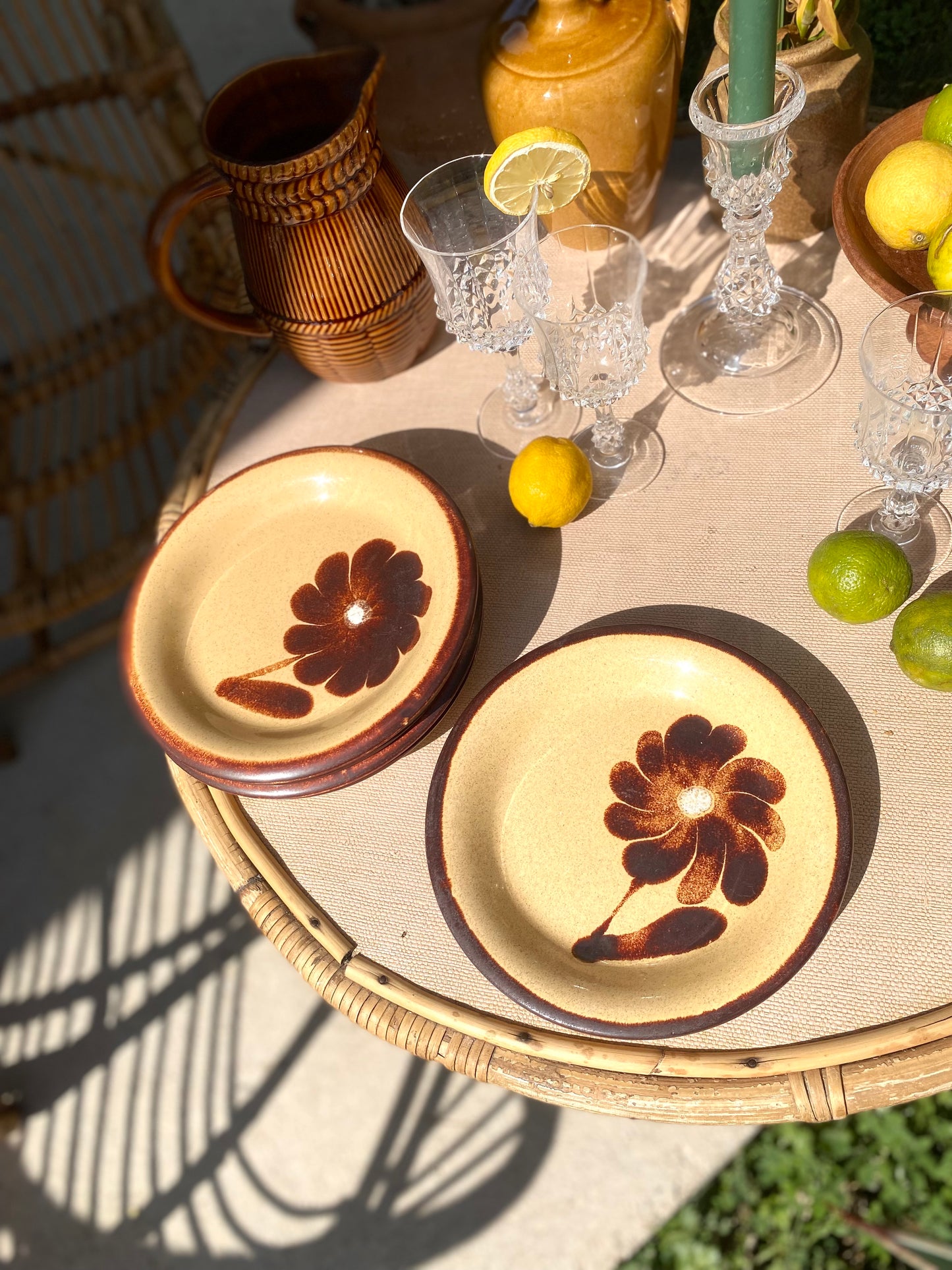 Petites assiettes en grès ancien