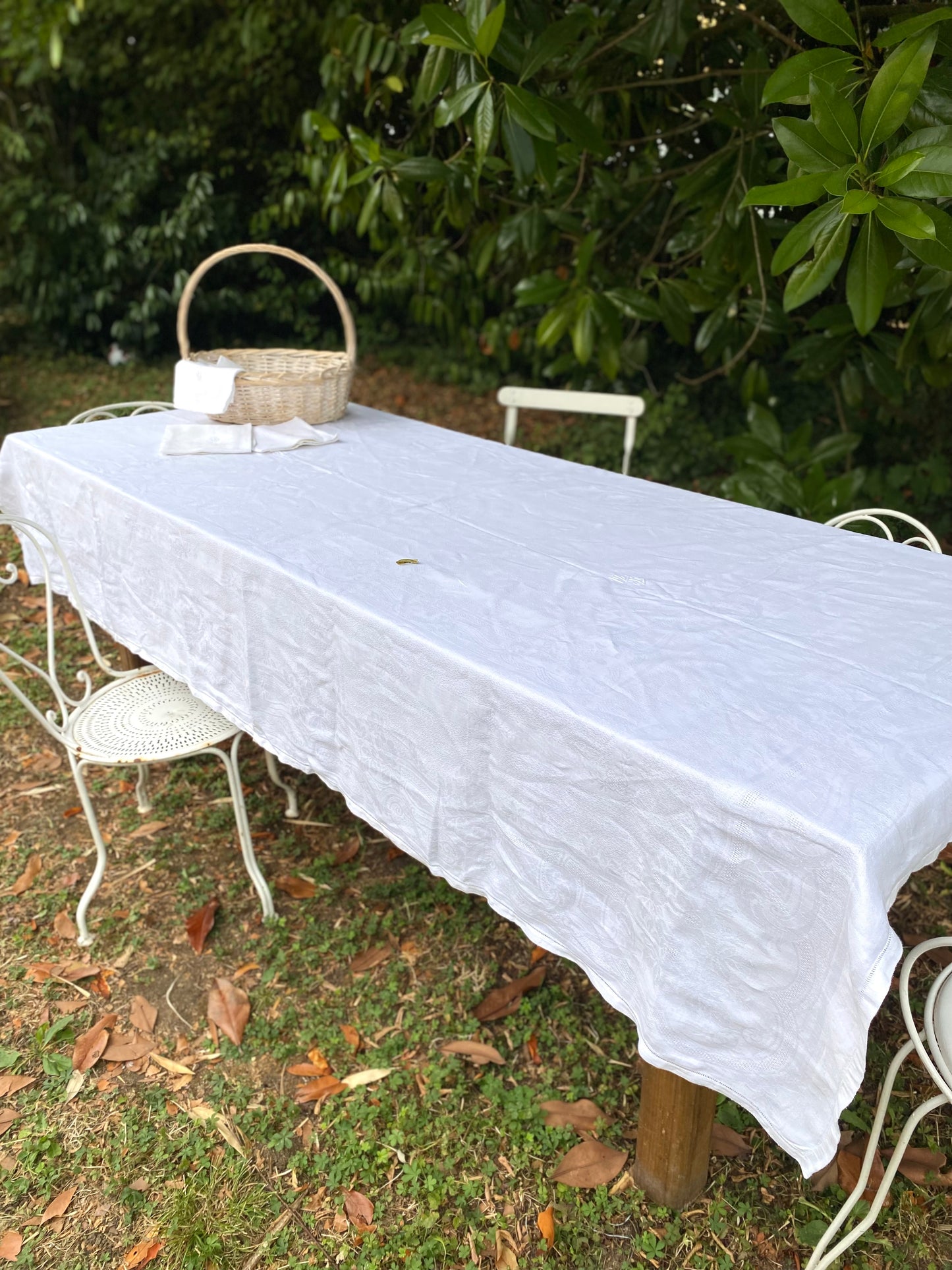 Service de table ancien en damassé blanc monogrammé début XXe siècle. Nappe 200x145 cm et 8 serviettes assorties