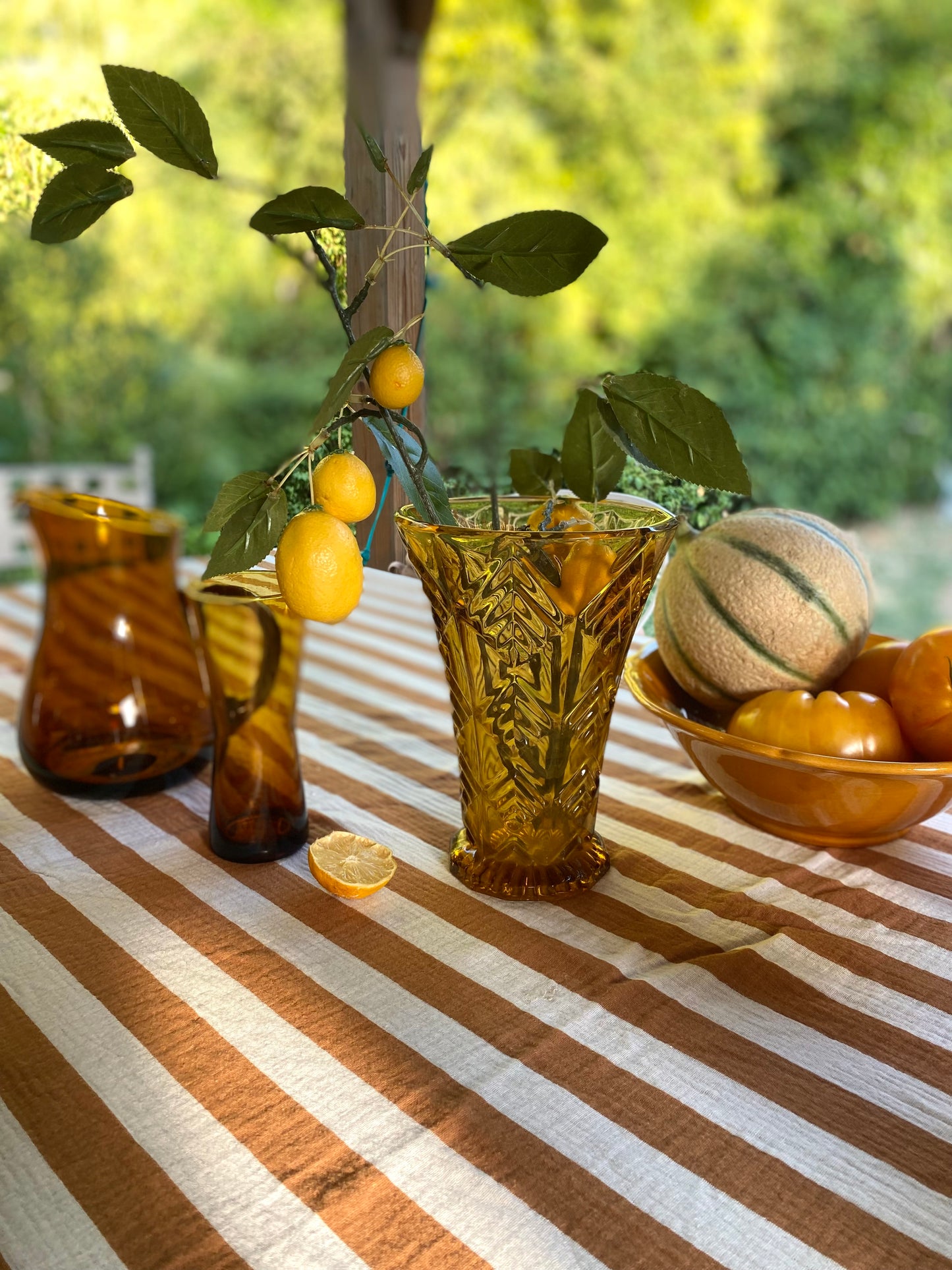Vase en verre pressé ambré, années 70