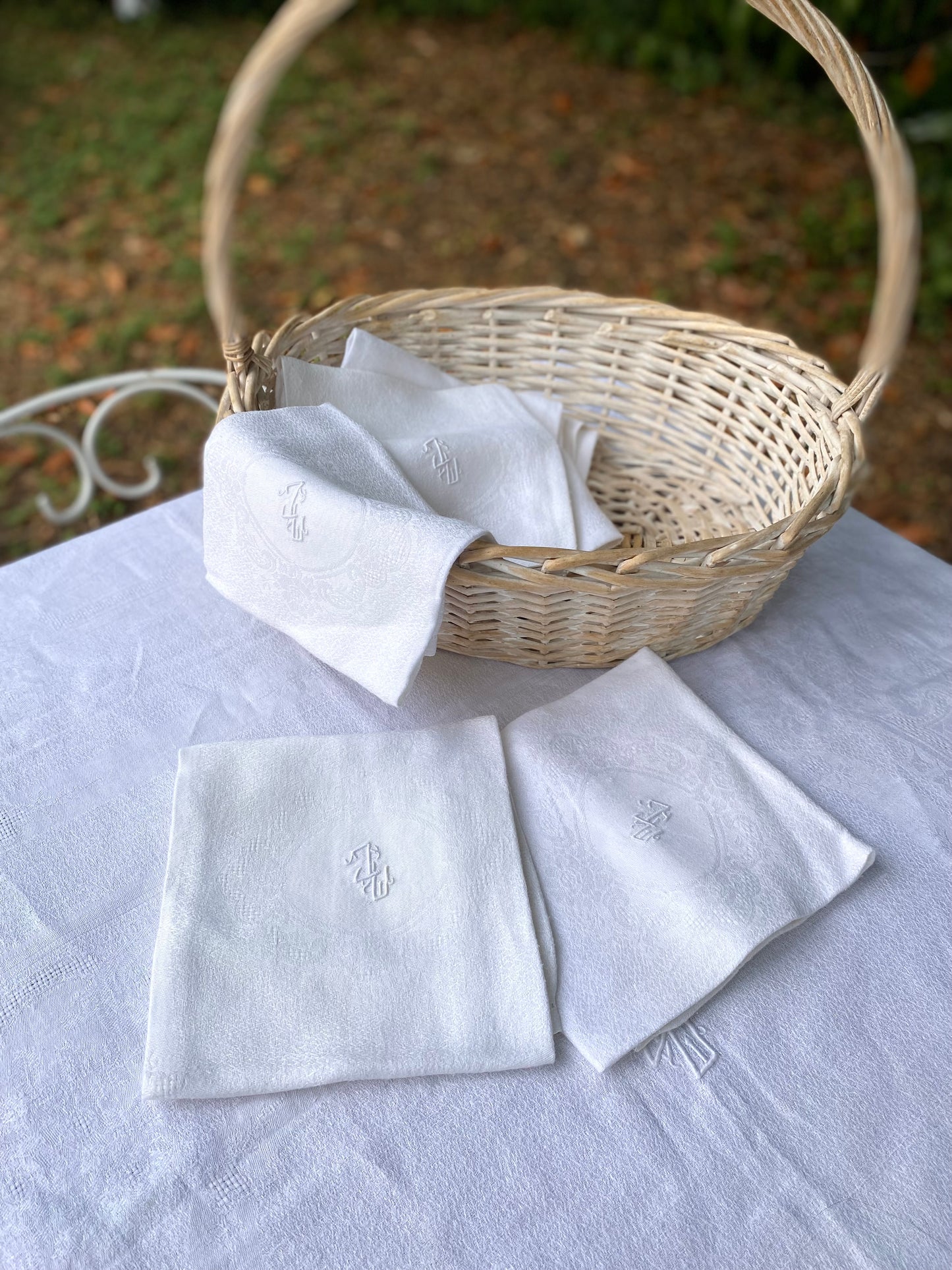 Service de table ancien en damassé blanc monogrammé début XXe siècle. Nappe 200x145 cm et 8 serviettes assorties