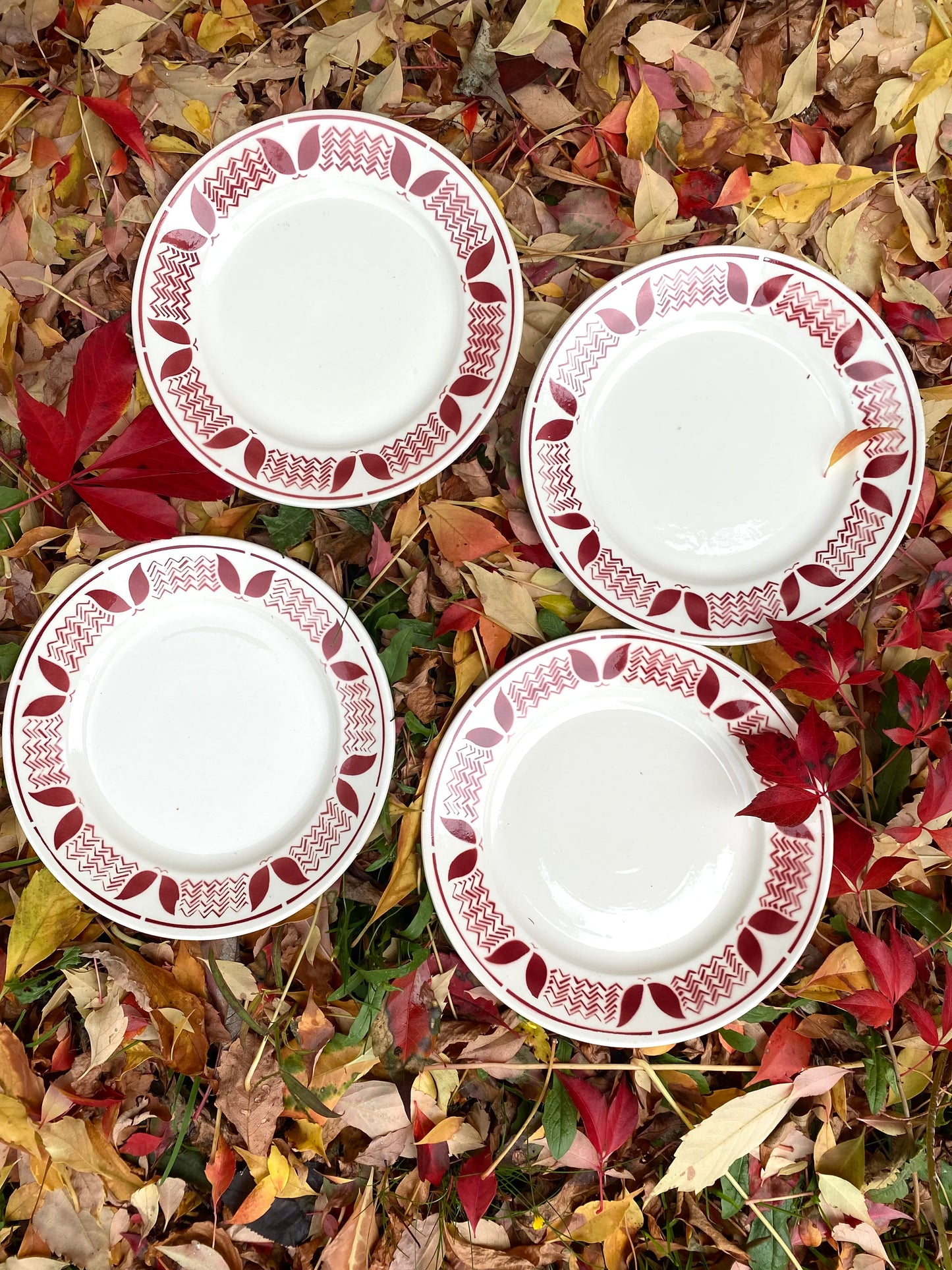 Assiettes à dessert en faïence ancienne