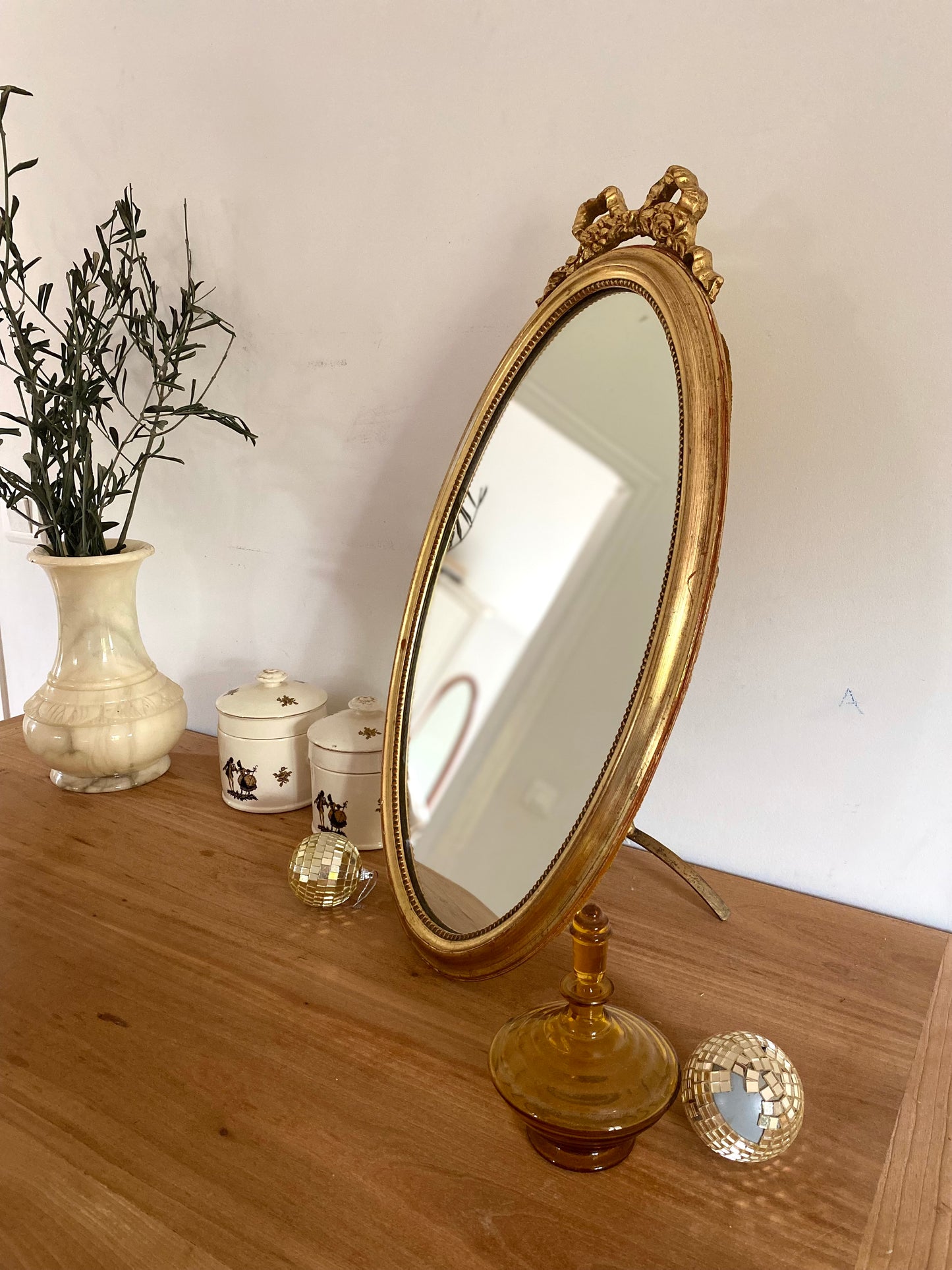 Miroir ovale sur pied du XIXe siècle.