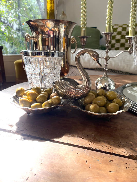 Plat de présentation à corps de cygne en métal ancien