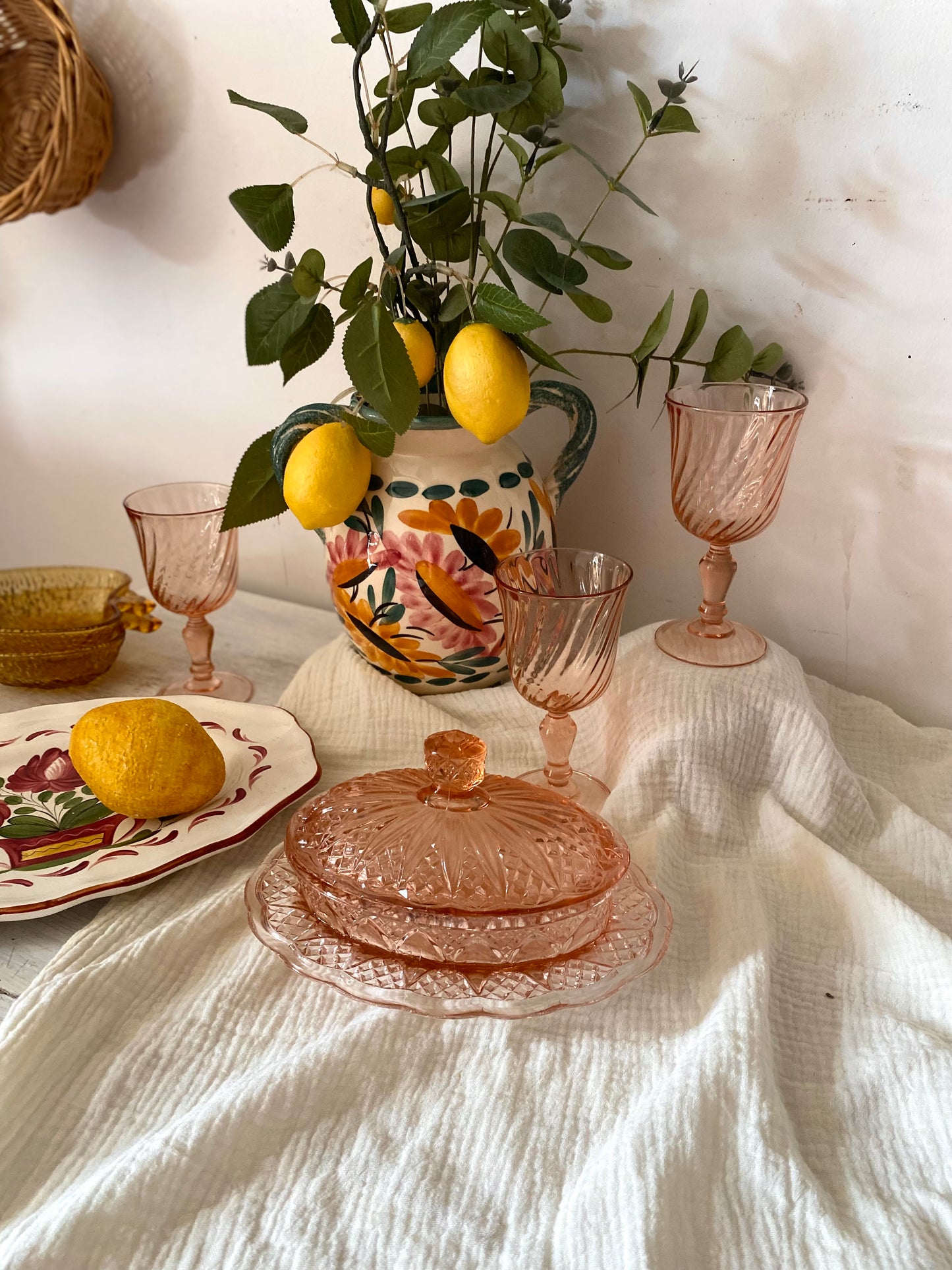 Beurrier ancien en verre pressé rose