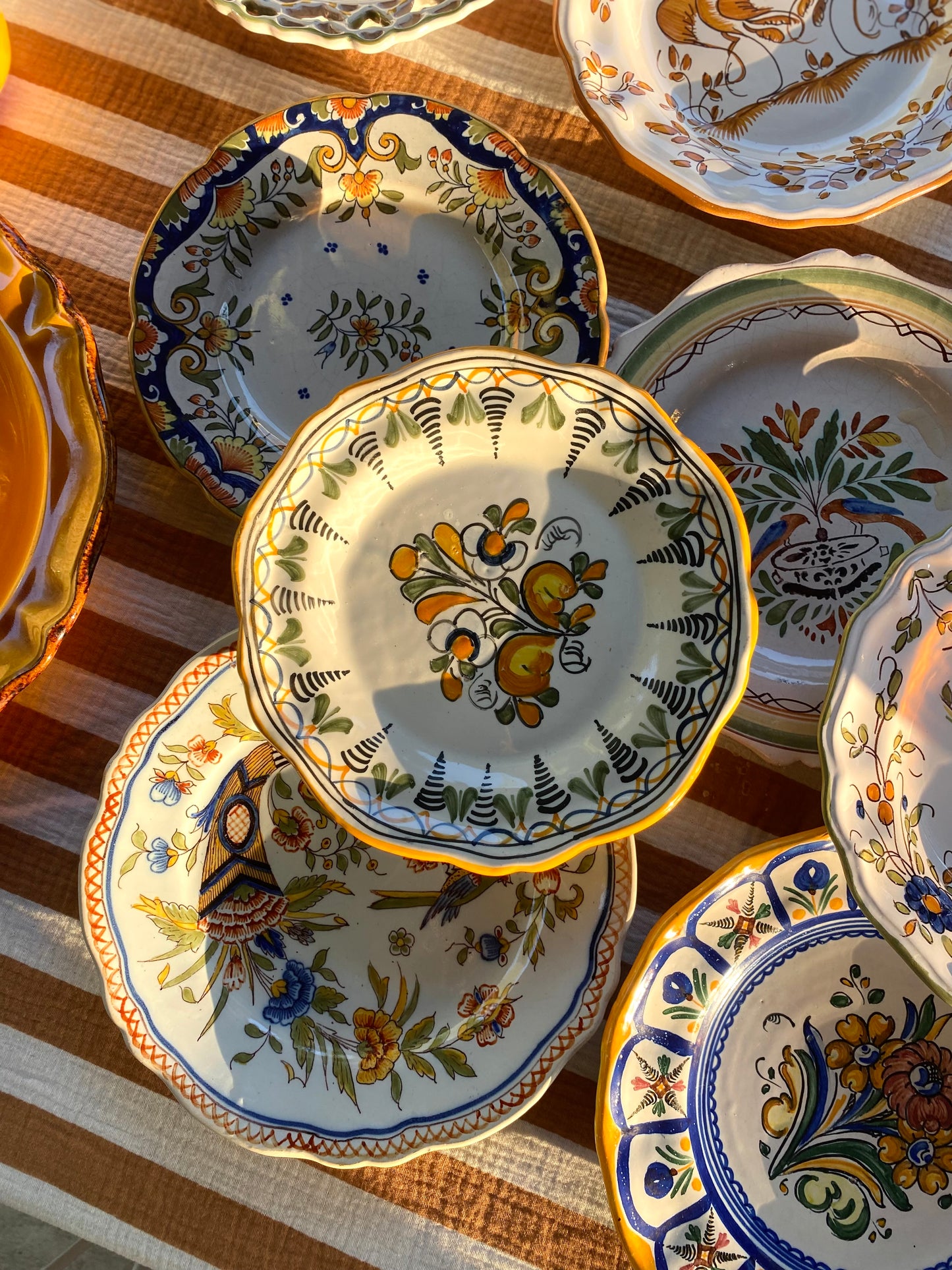 Service dépareillé de 11 assiettes en faïence peinte à la main