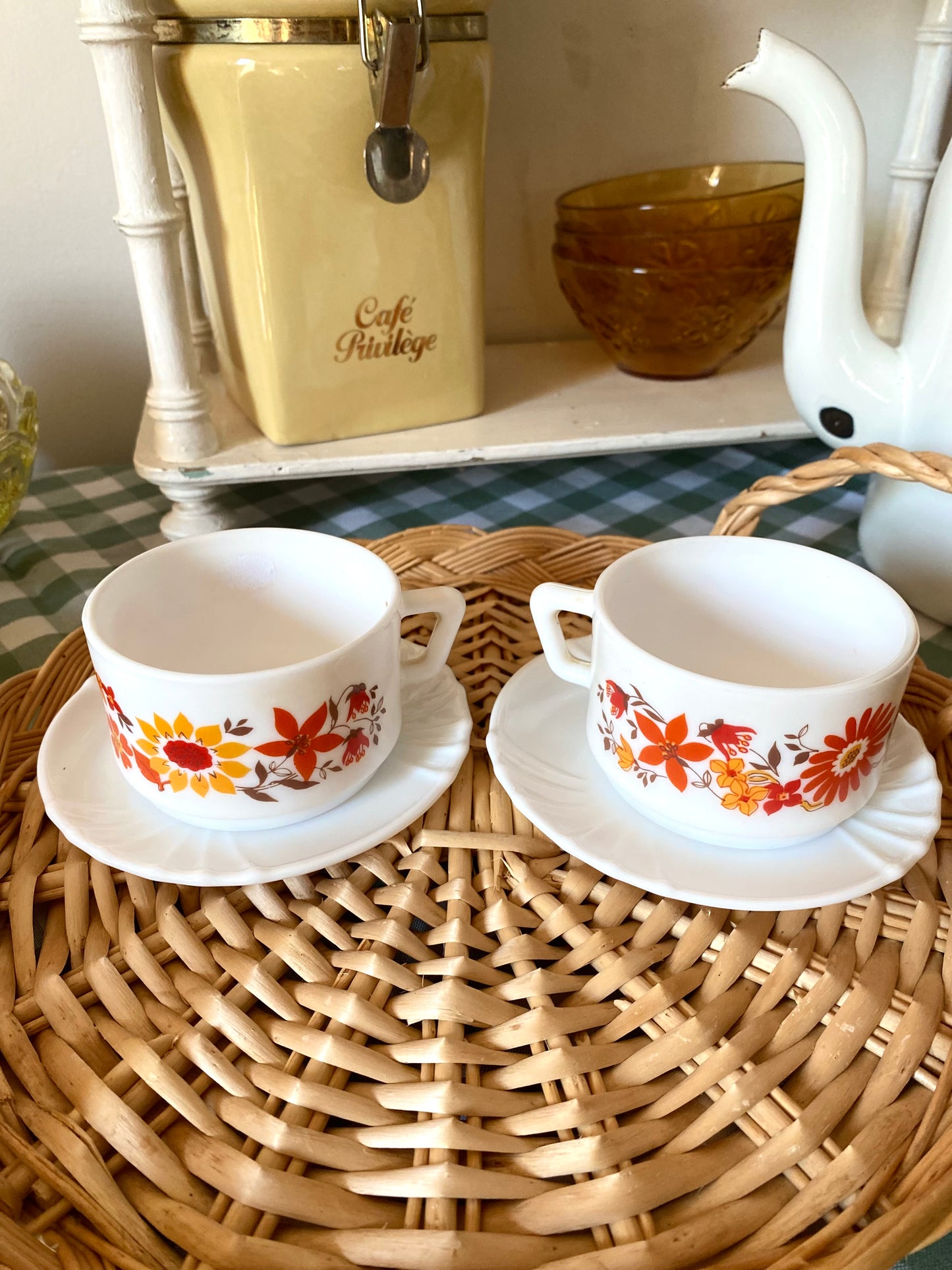 Duo de tasses Arcopal vintage + boîte en métal à motifs rétro