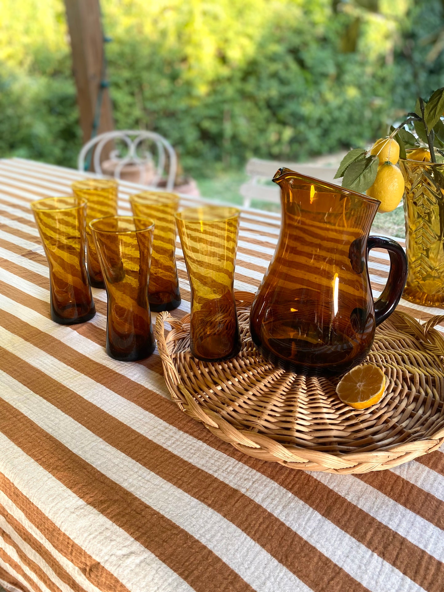 Service à orangeade vintage — pichet et 5 verres en verre soufflé ambré