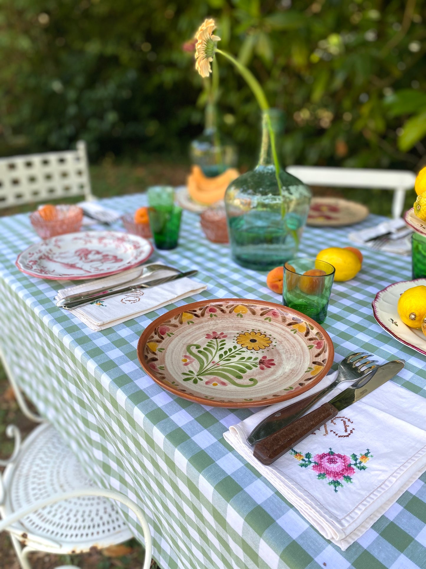 Exceptionnel ensemble de 15 grandes assiettes dépareillées