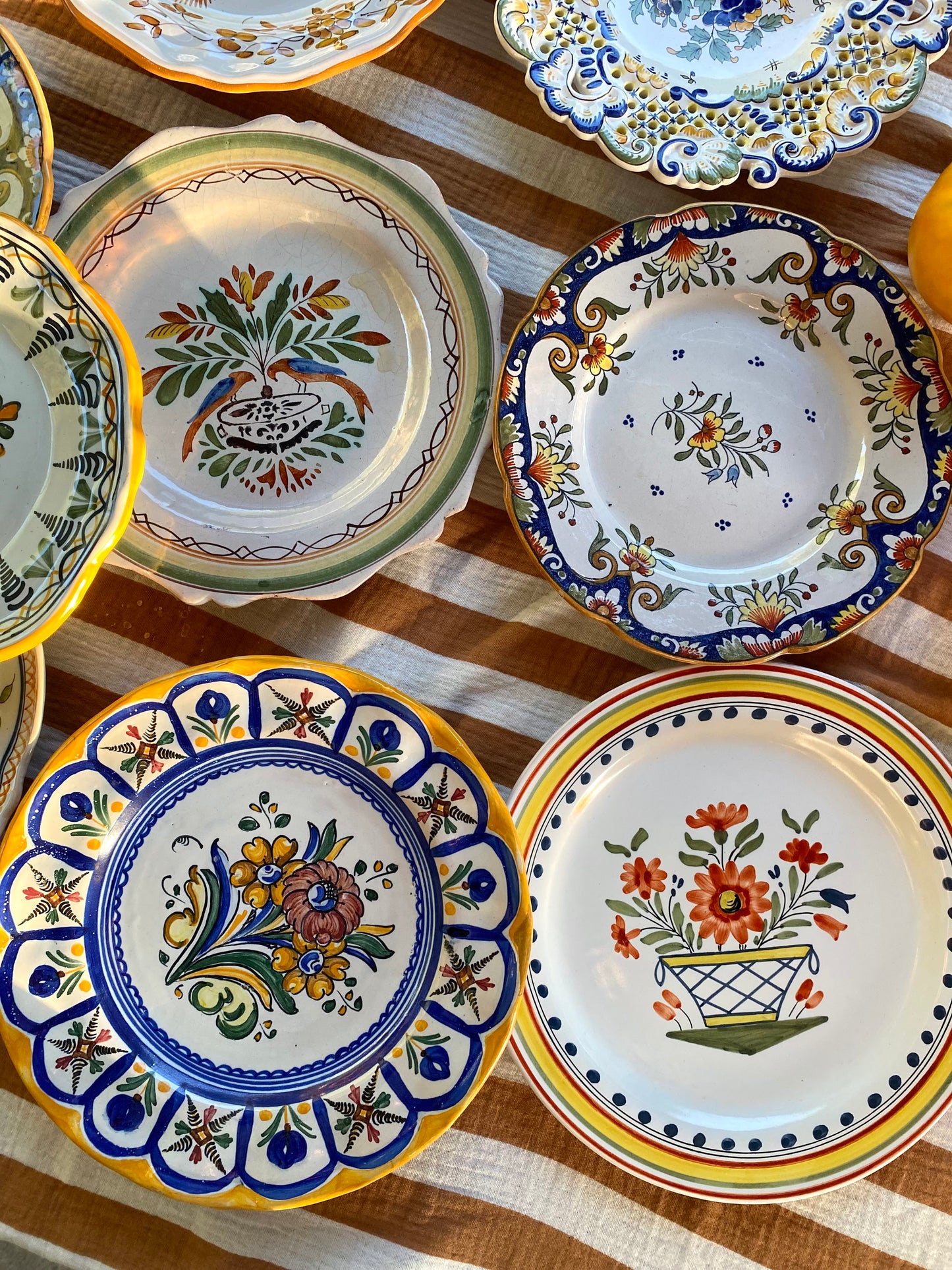Service dépareillé de 11 assiettes en faïence peinte à la main