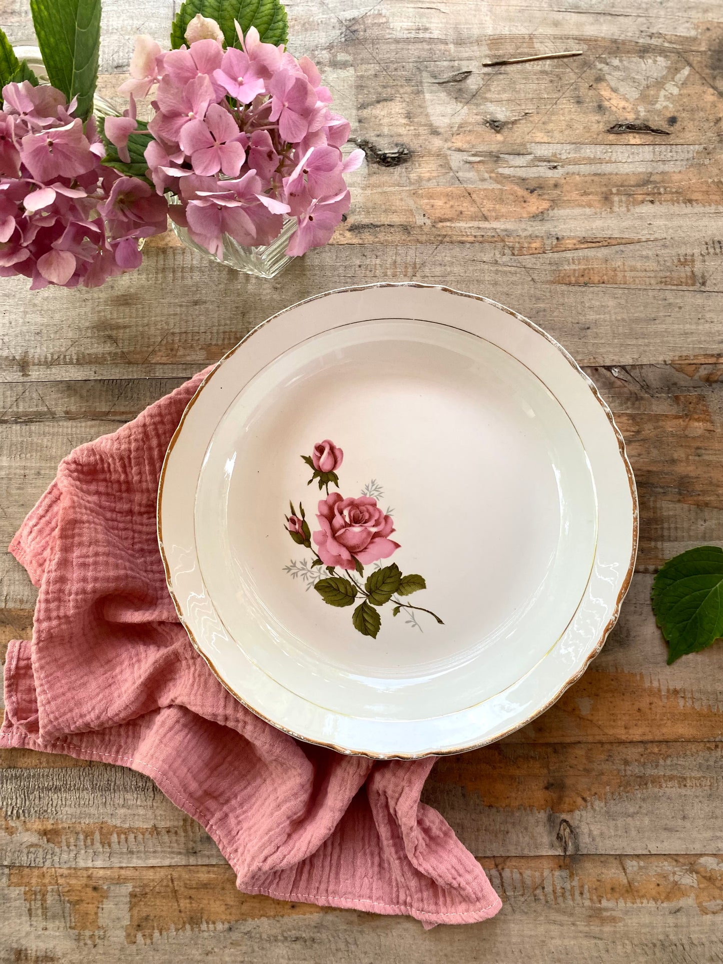 Plat creux en faïence ancienne