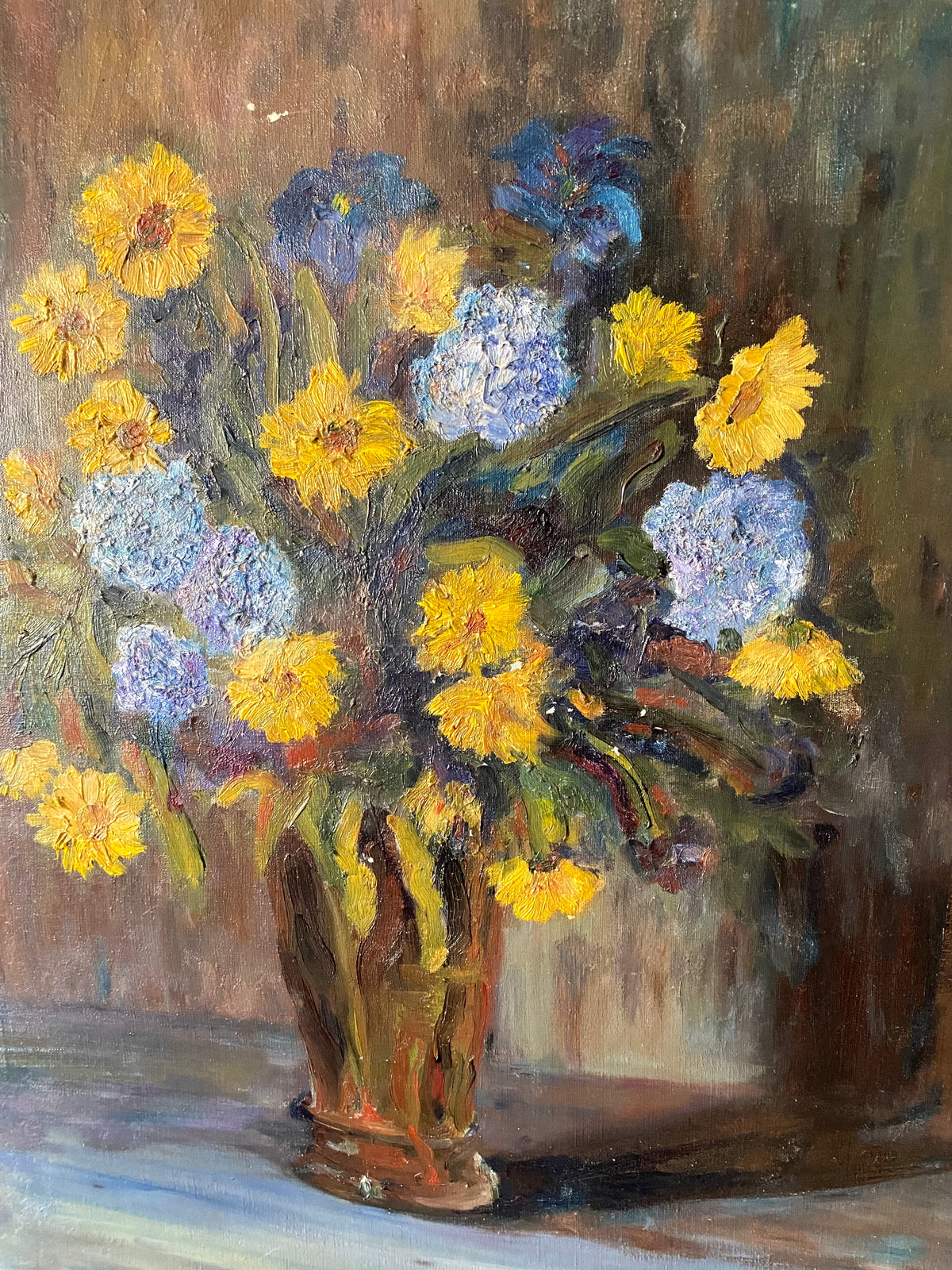 Huile sur toile, bouquet de fleurs jaunes et bleues, milieu XXe