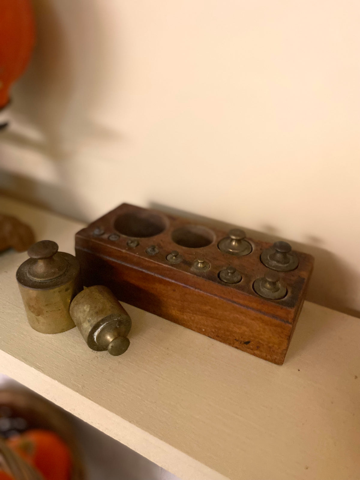 Série de poids de balance en laiton et son bloc en bois fin XIXe