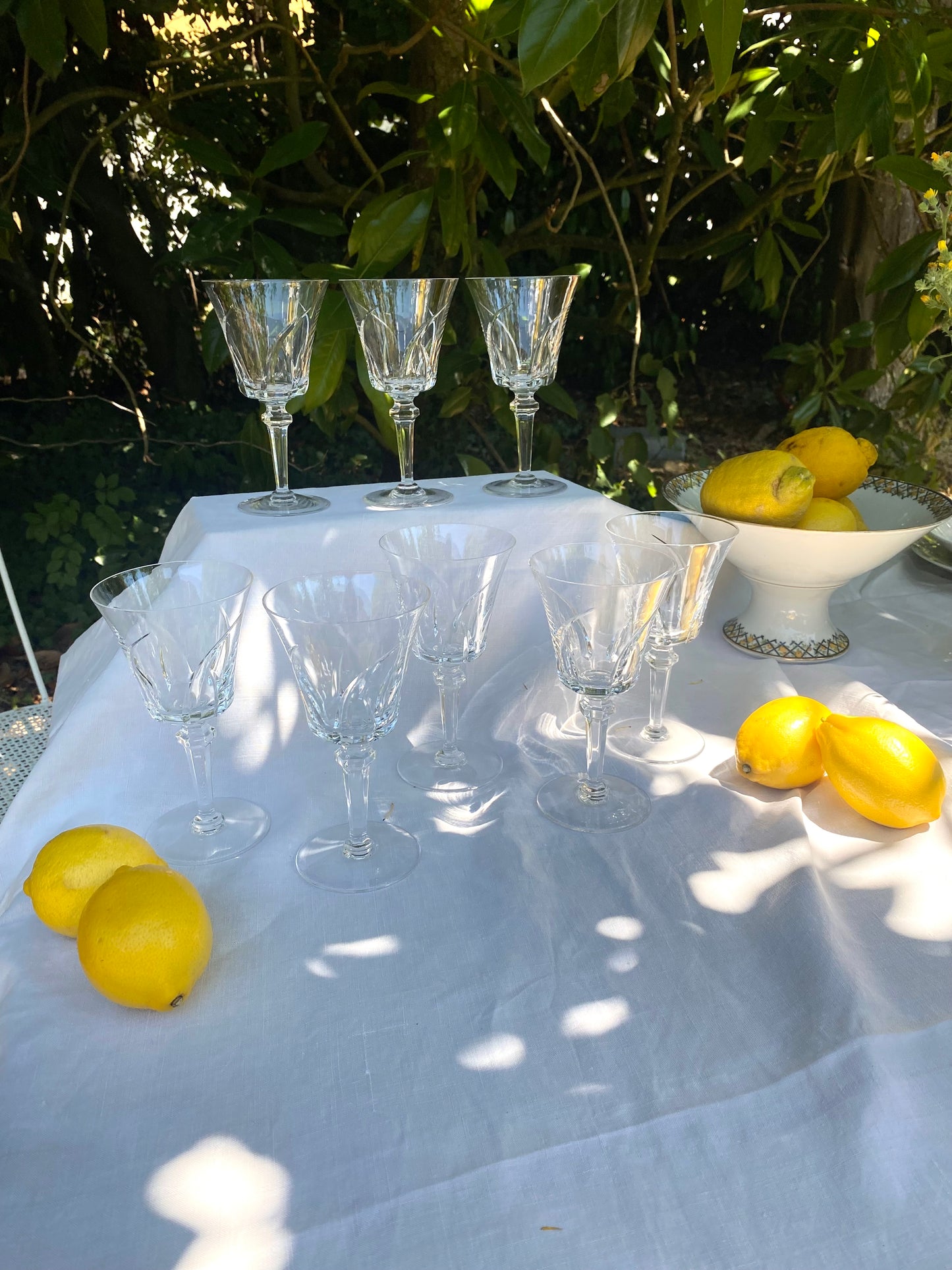 Service de 8 grands verres à vin en cristal taillé