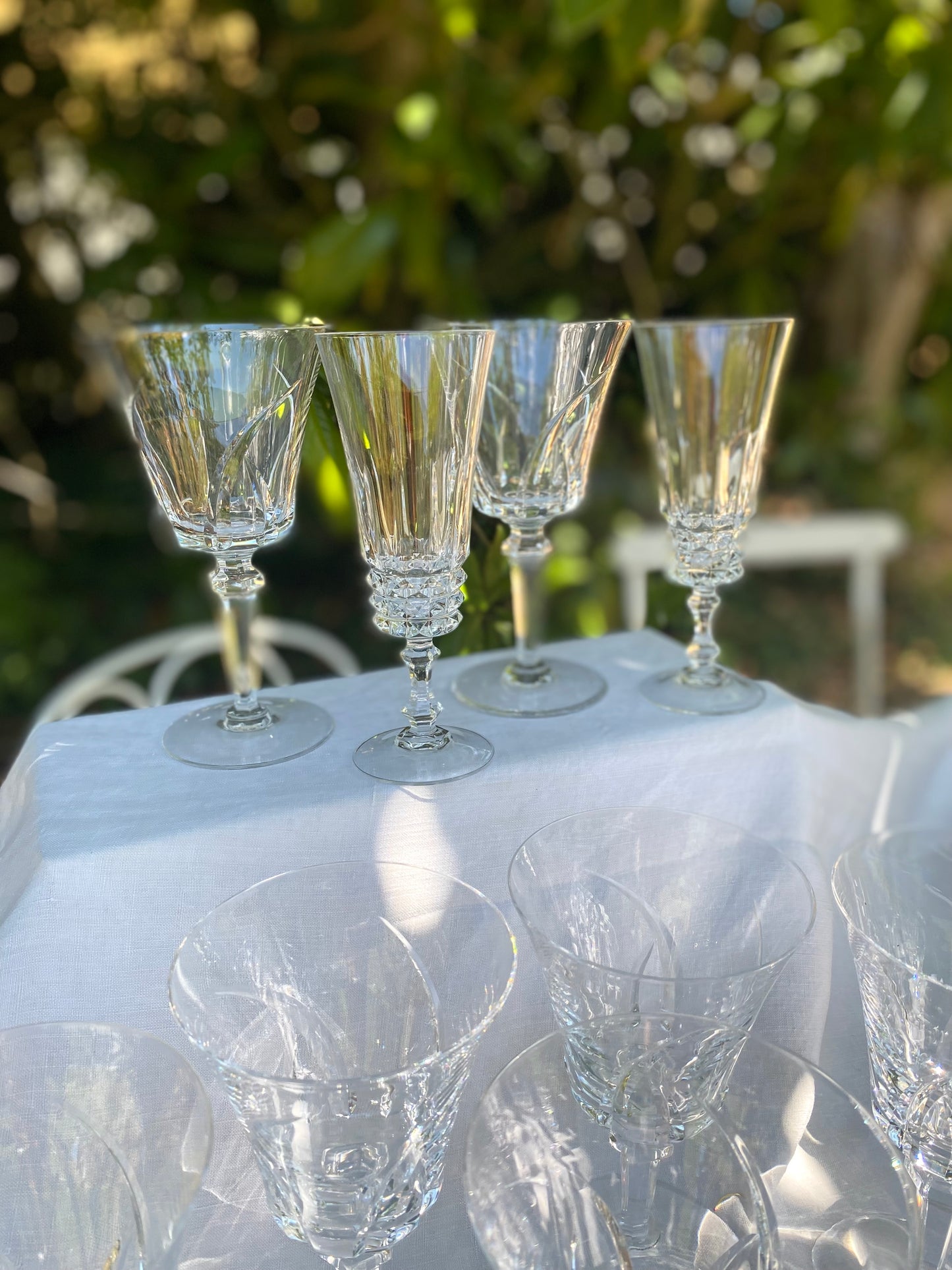 Service de 9 flûtes à champagne en cristal taillé, motif diamant.