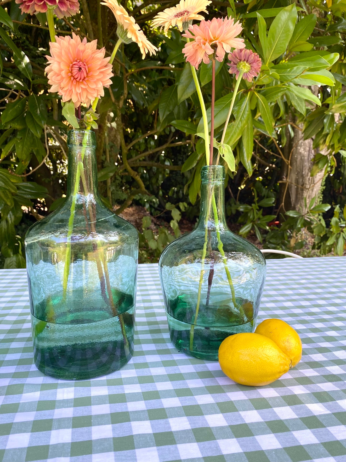 Trio de dames-jeannes en verre soufflé vert-bleu