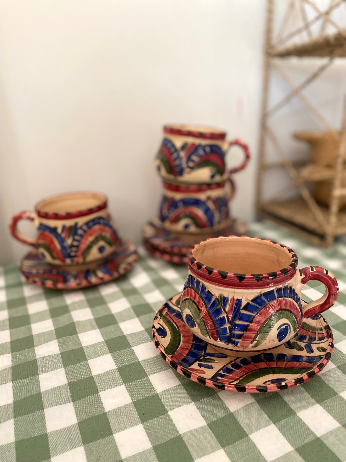 Lot de 4 tasses et sous-tasses en poterie peinte main, décor éventail bleu et rouge