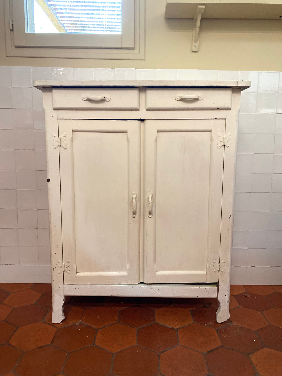 Petit buffet bas crème deux portes et deux tiroirs, début XXe