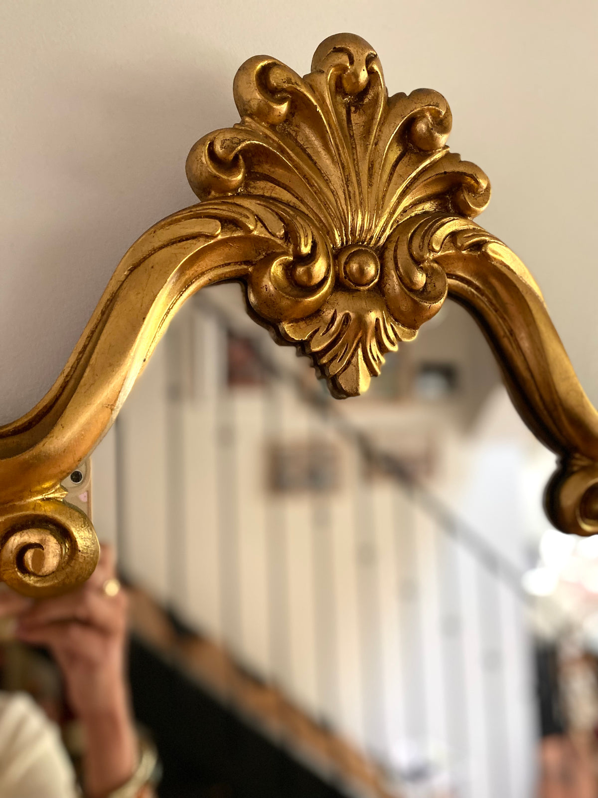 Miroir doré de style Louis XV, milieu du XXe siècle