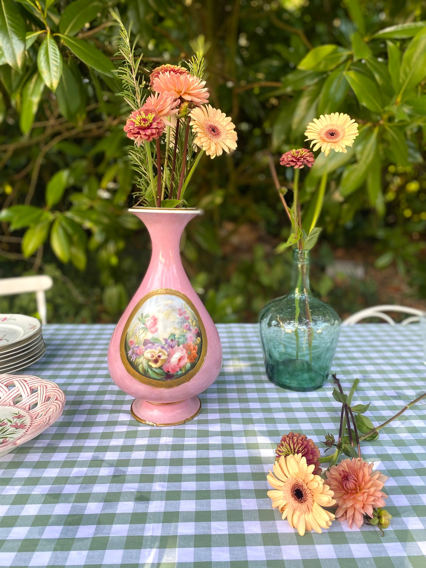 Vase balustre en porcelaine à fond rose, médaillon floral peint XIXe siècle.