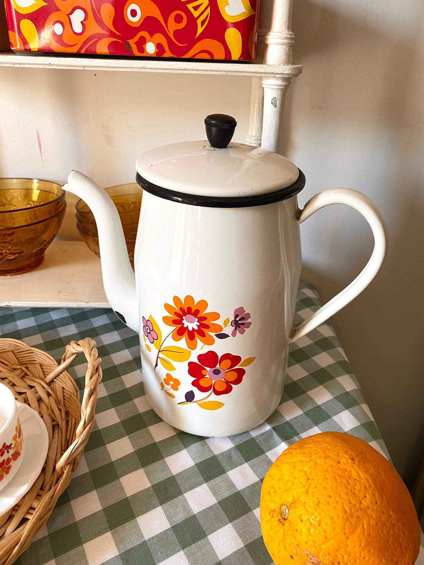 Cafetière en tôle émaillée à décor floral, années 1970
