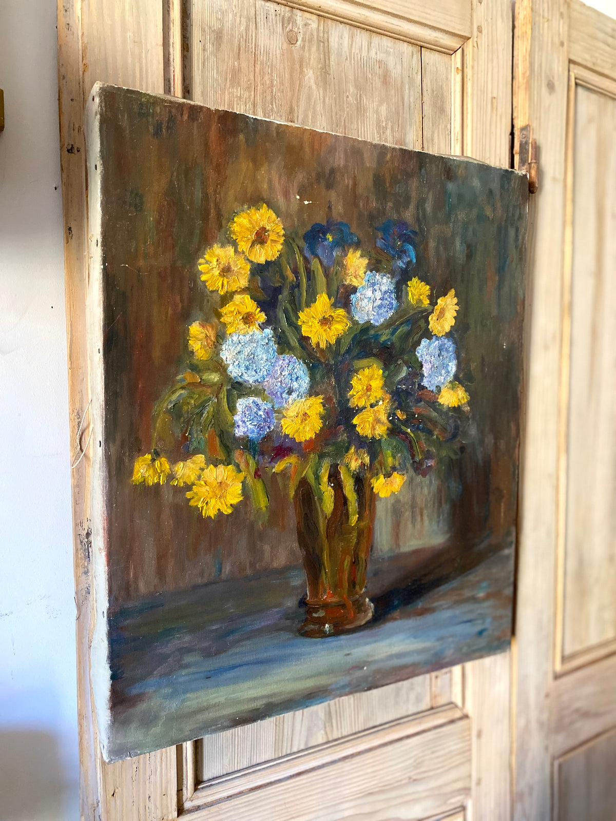 Huile sur toile, bouquet de fleurs jaunes et bleues, milieu XXe