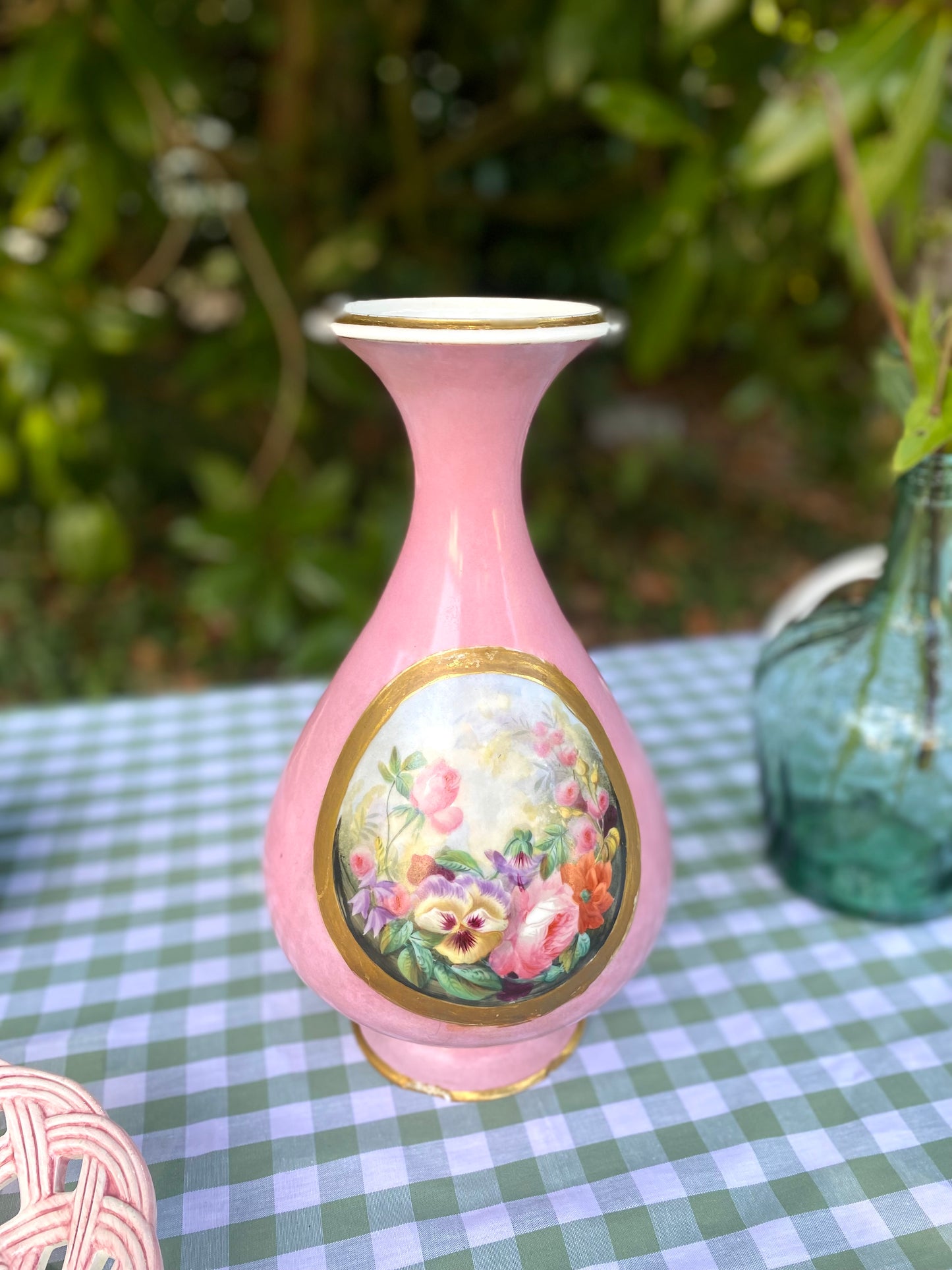 Vase balustre en porcelaine à fond rose, médaillon floral peint XIXe siècle.