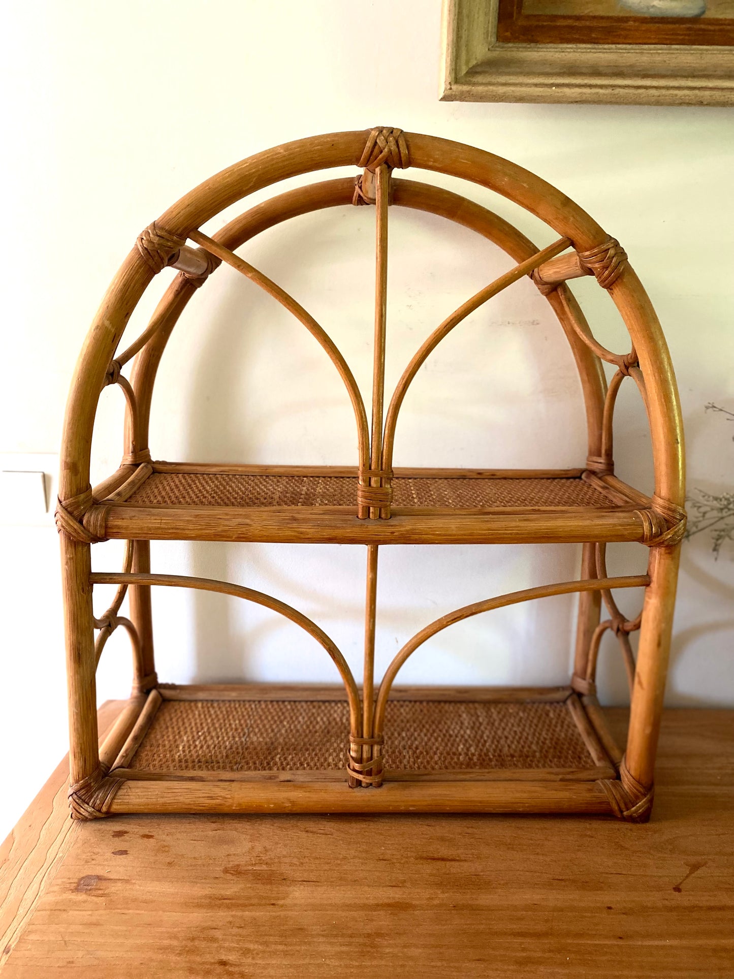 Étagère "Arche" en Rotin & Cannage – Vintage 1970