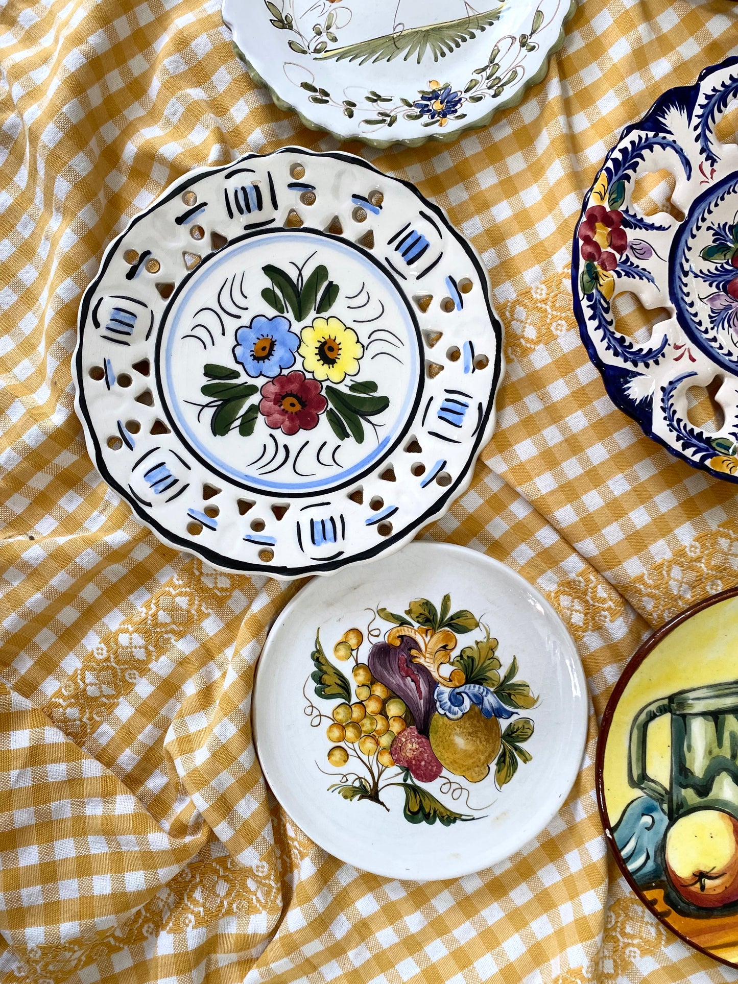 Assiettes à dessert anciennes dépareillées