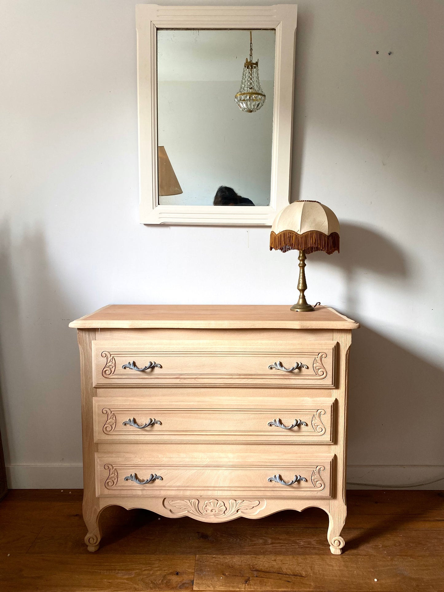 Commode de style à trois tiroirs en bois ancien rénové