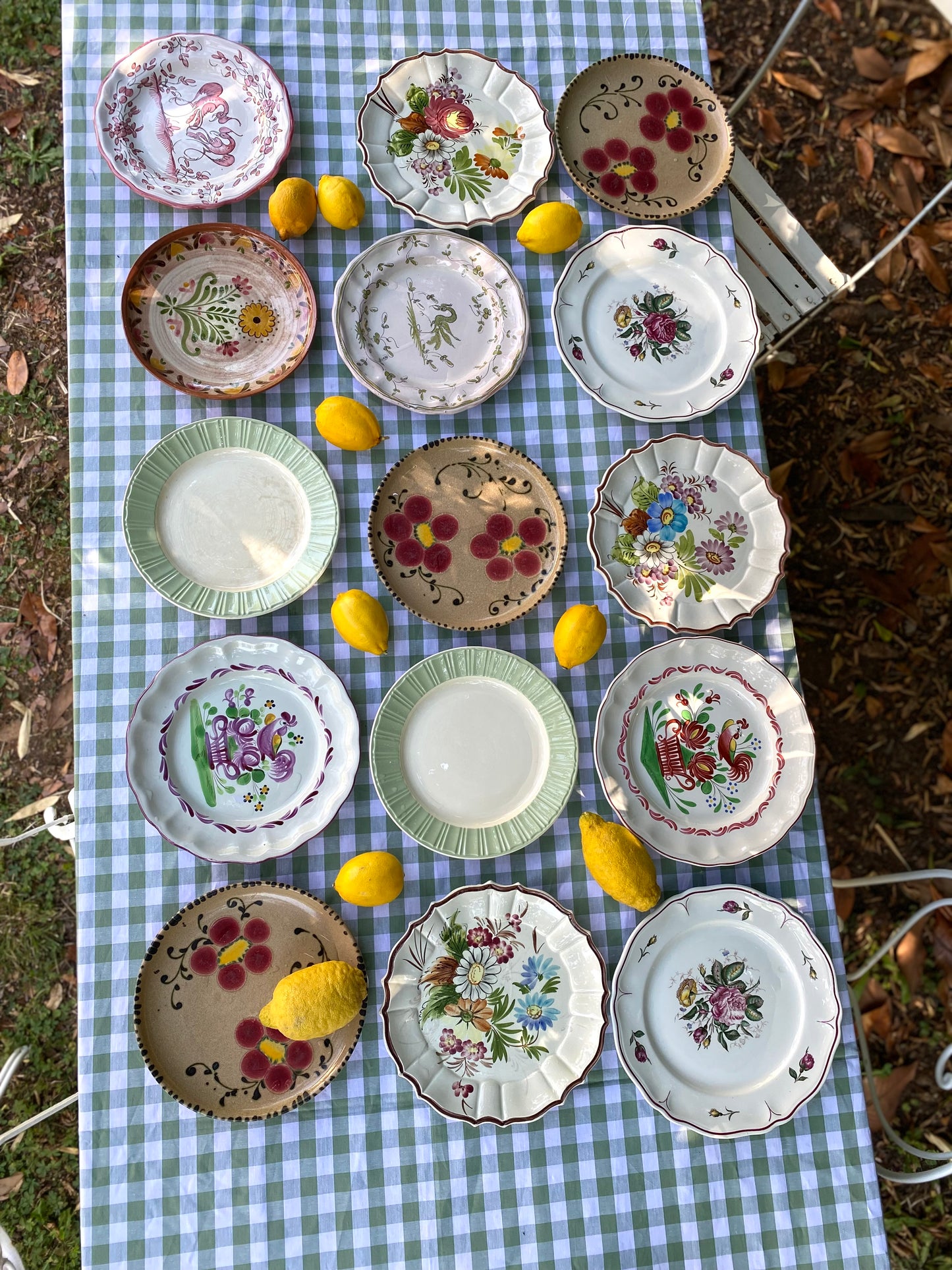 Exceptionnel ensemble de 15 grandes assiettes dépareillées