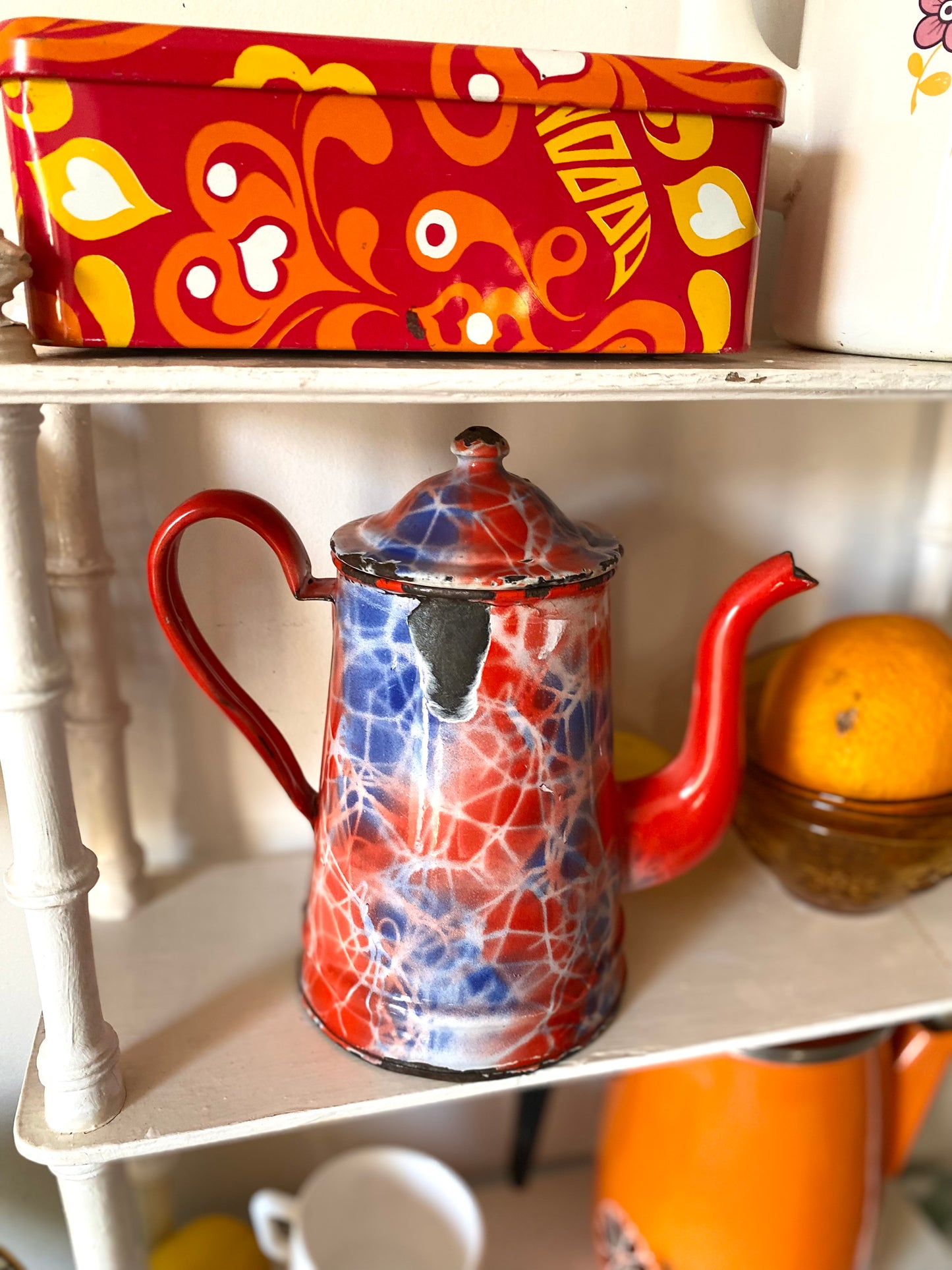 Cafetière en tôle émaillée à décor marbré, années 1920-1930
