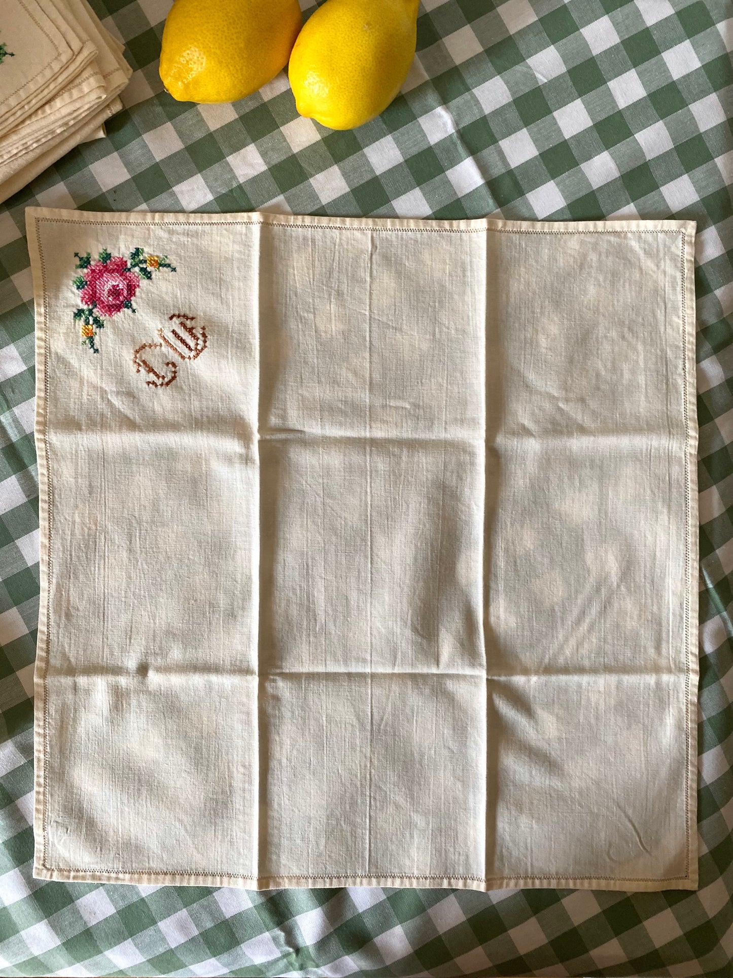 Douze serviettes anciennes brodées, monogramme fleuri