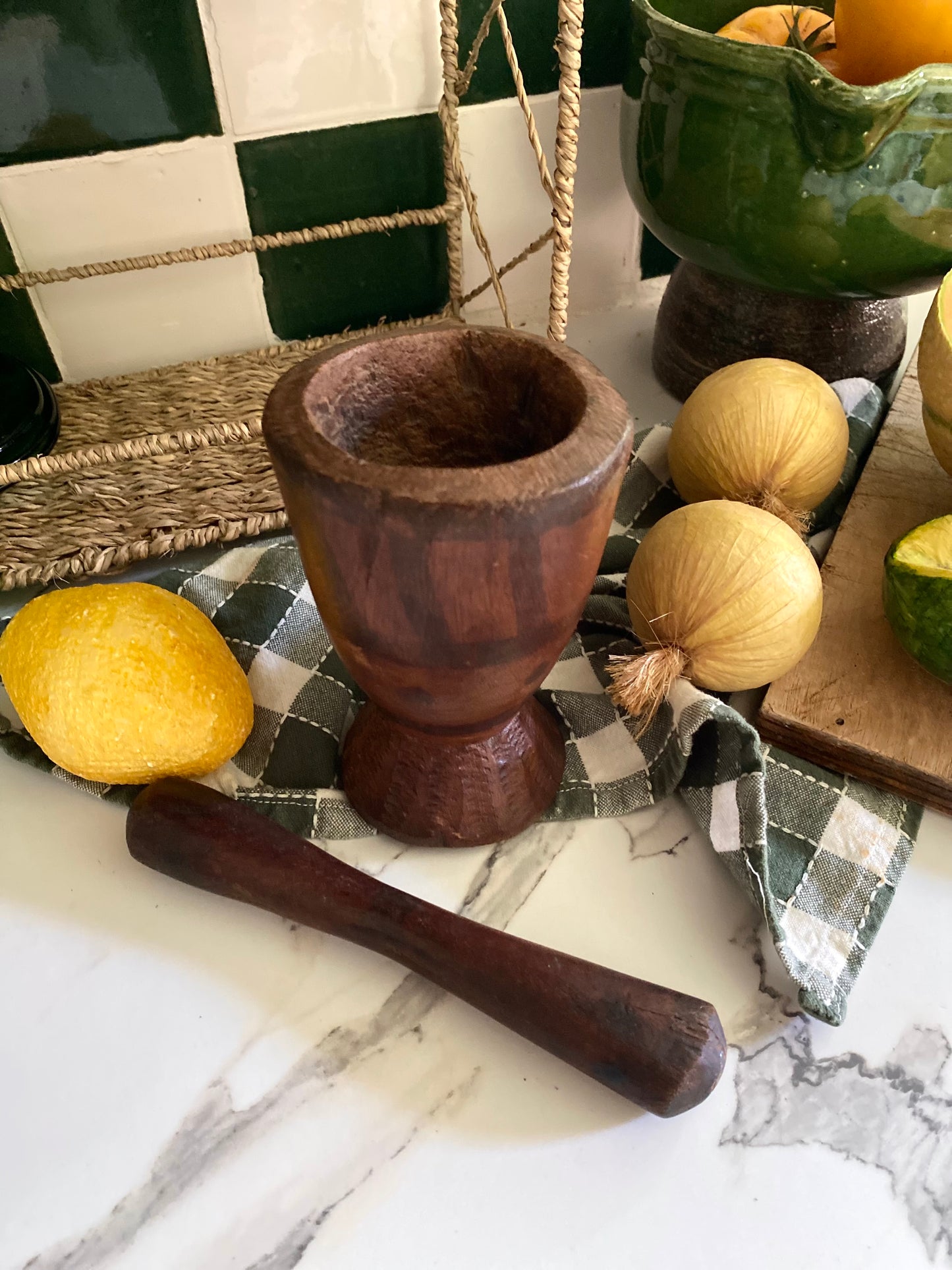 Mortier et pilon en bois sculpté