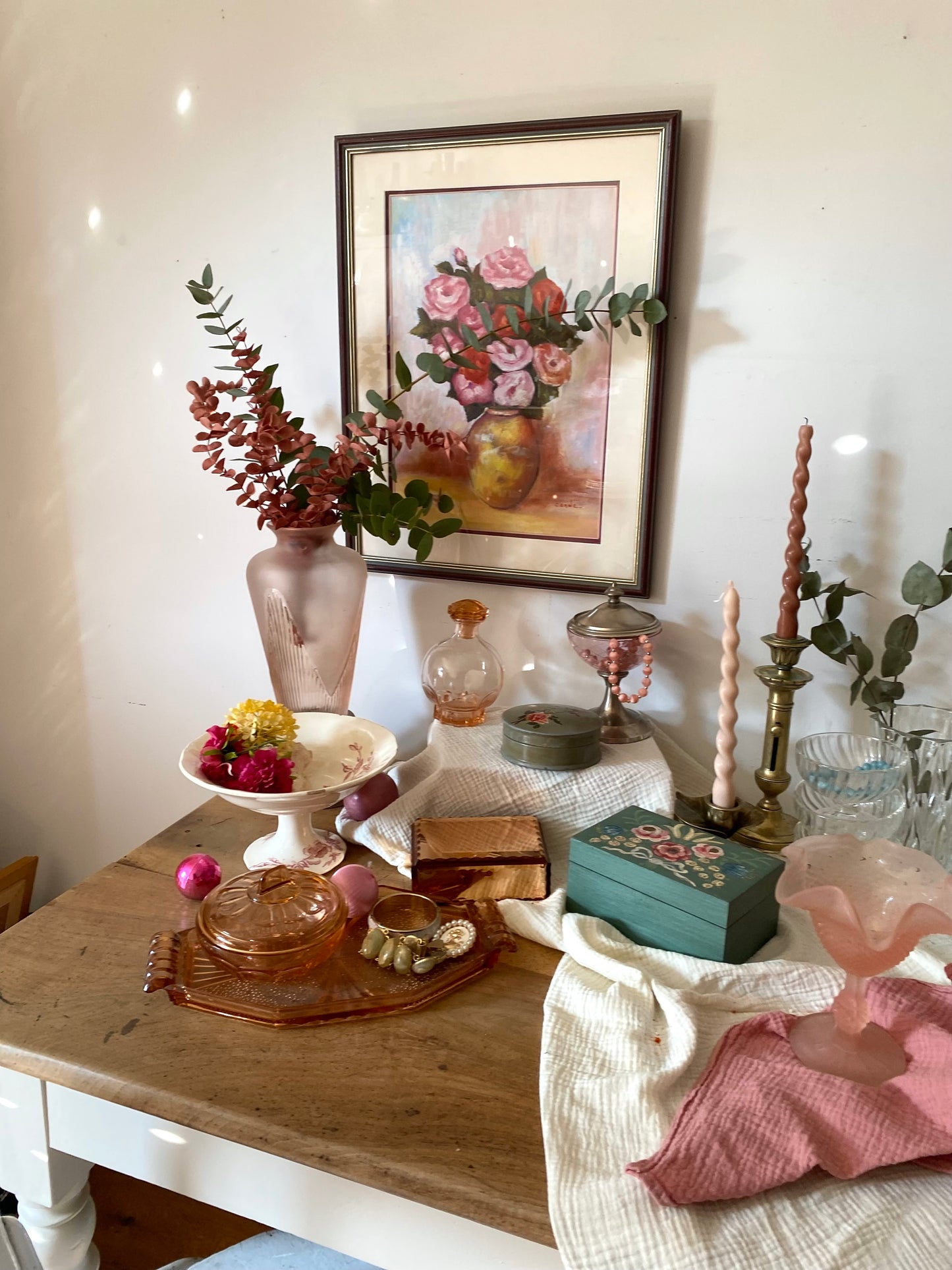 Boîte à poudre en rosaline sur son plateau