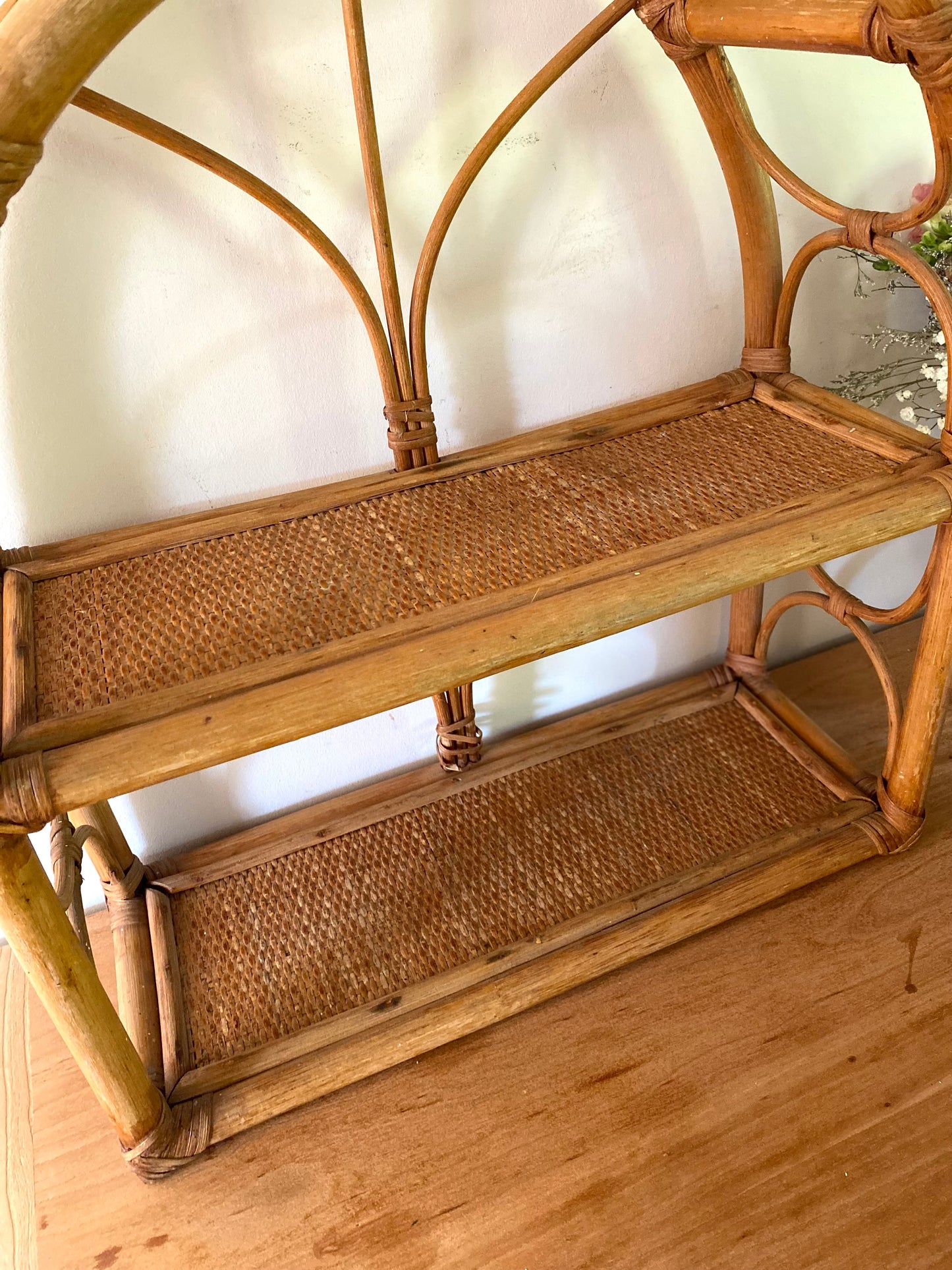 Étagère "Arche" en Rotin & Cannage – Vintage 1970