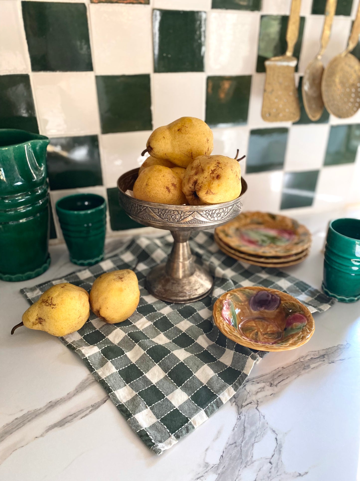 Coupe sur pied en métal argenté ancien gravé