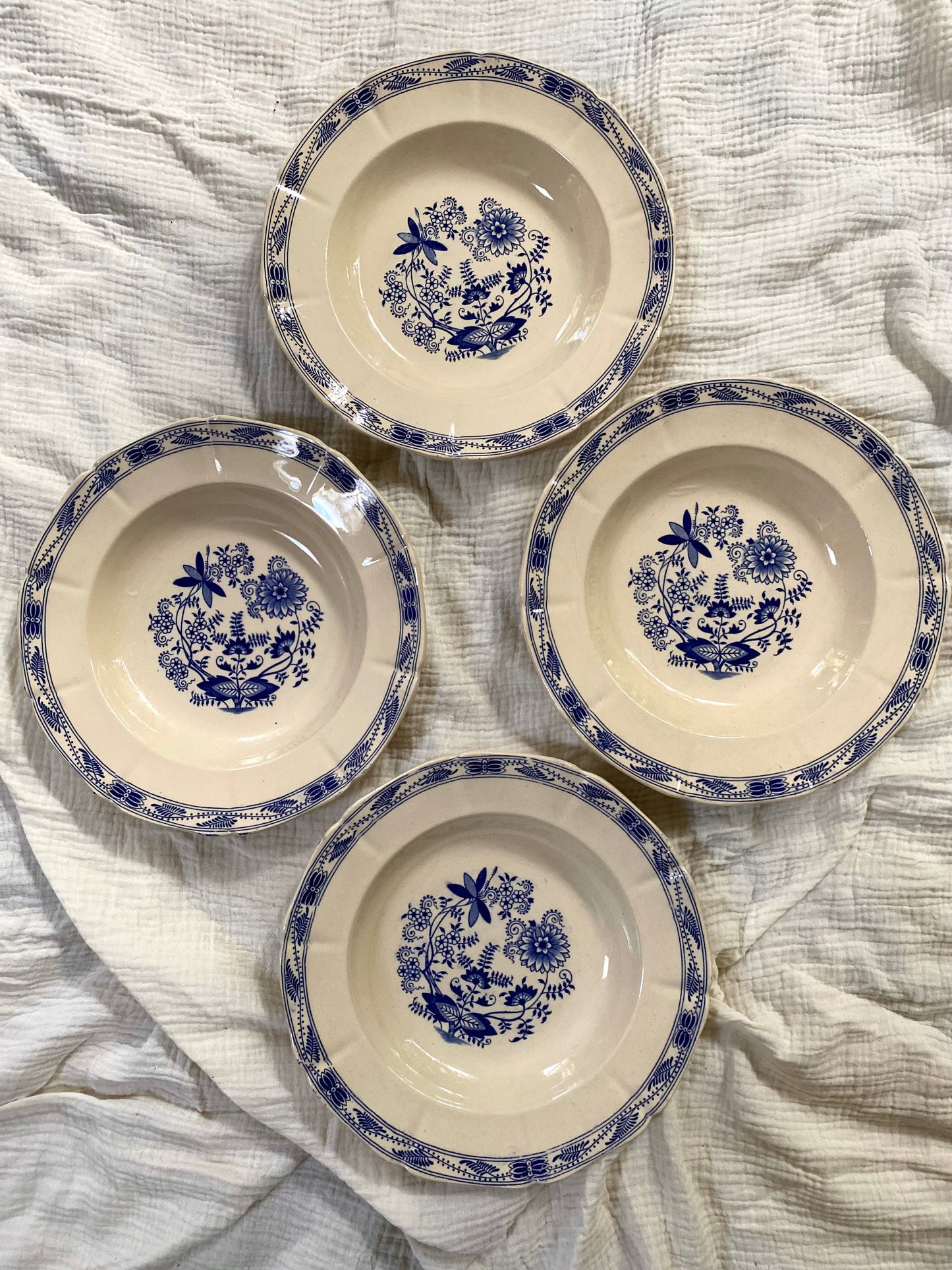 Assiettes creuses en faïence ancienne