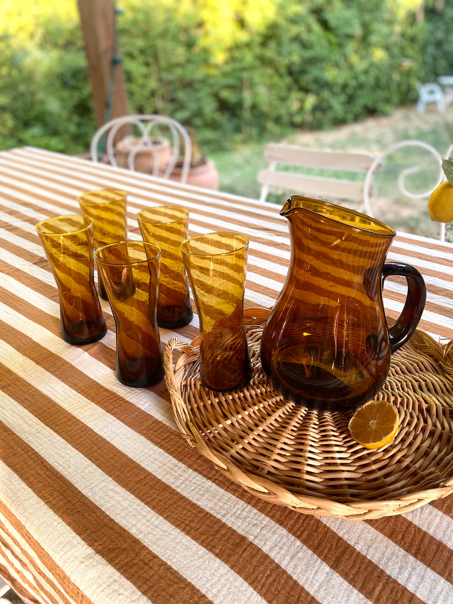 Service à orangeade vintage — pichet et 5 verres en verre soufflé ambré