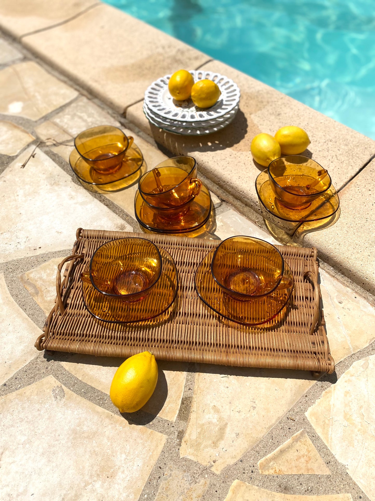 Tasses et soucoupes en verre ambré, plateau en osier