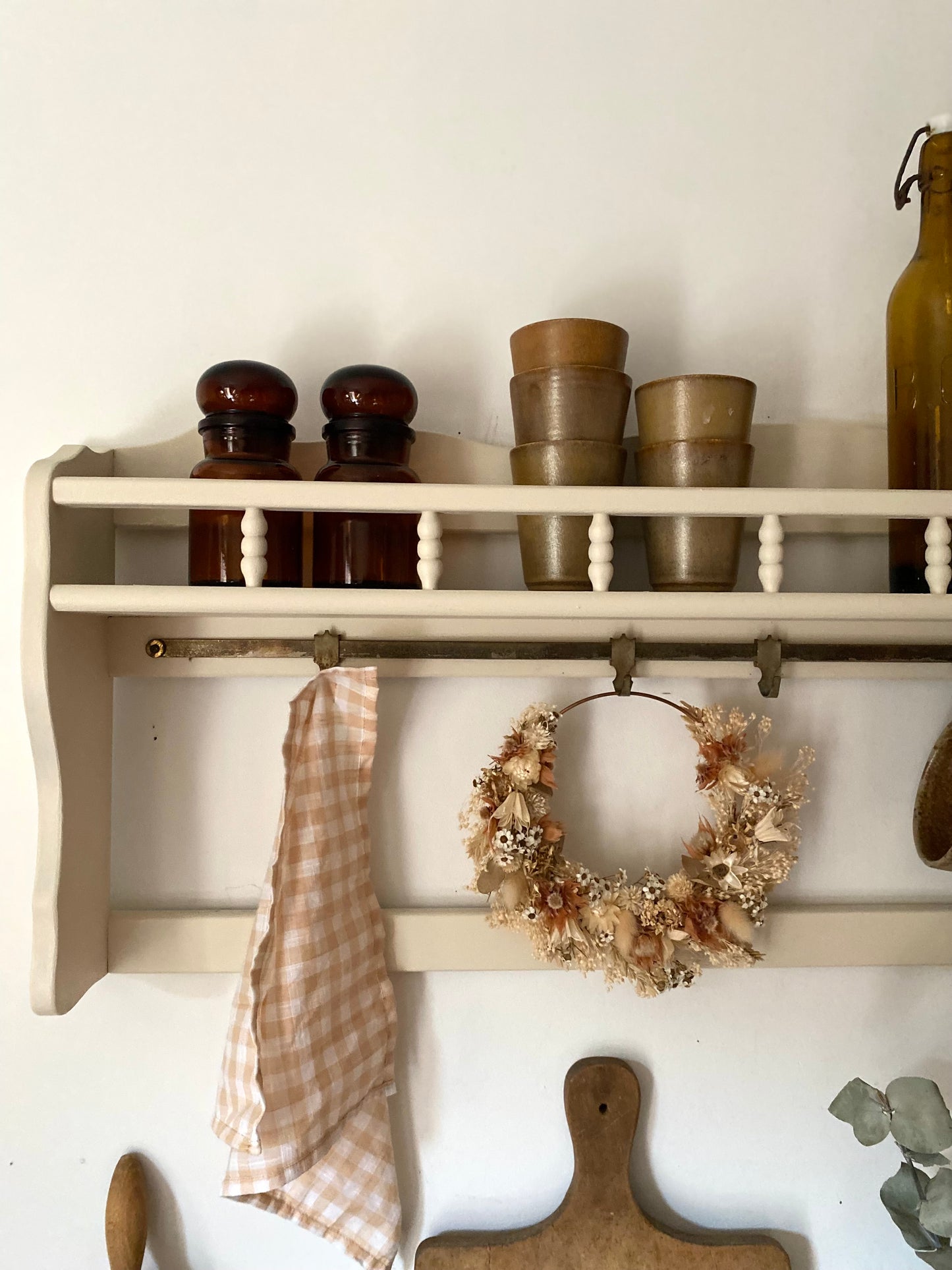 Étagère murale en bois ancien couleur crème